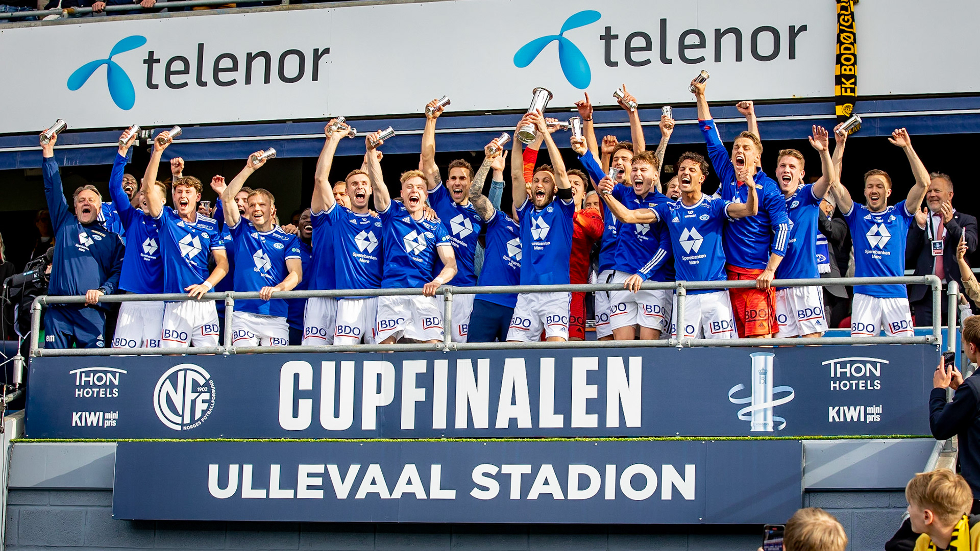 Kaptein Magnus Wolff Eikrem hever pokalen