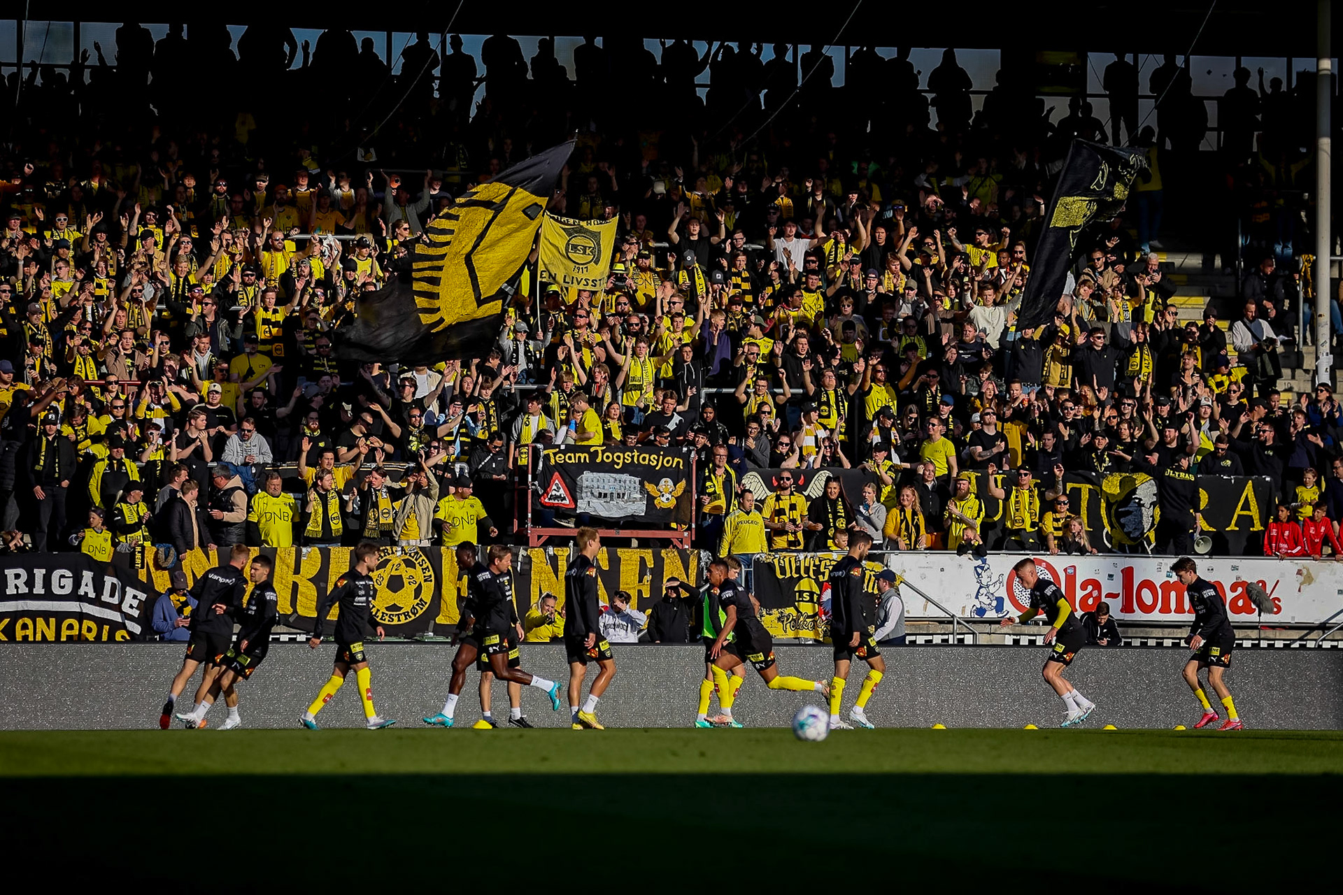 Lillestrøms spillere varmer opp foran Kanarifansen