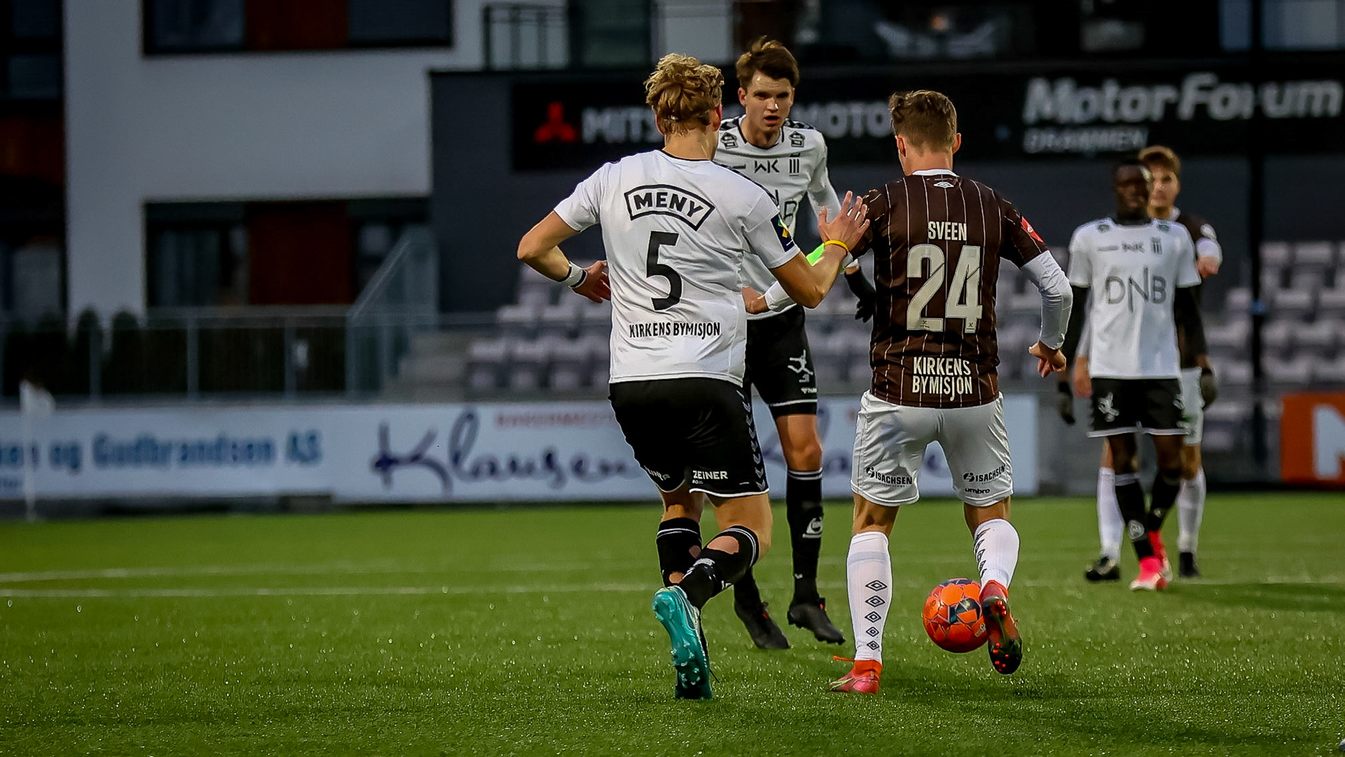 Lars Marelius Arnesen prøver å stoppe Ole Amund Sveen
