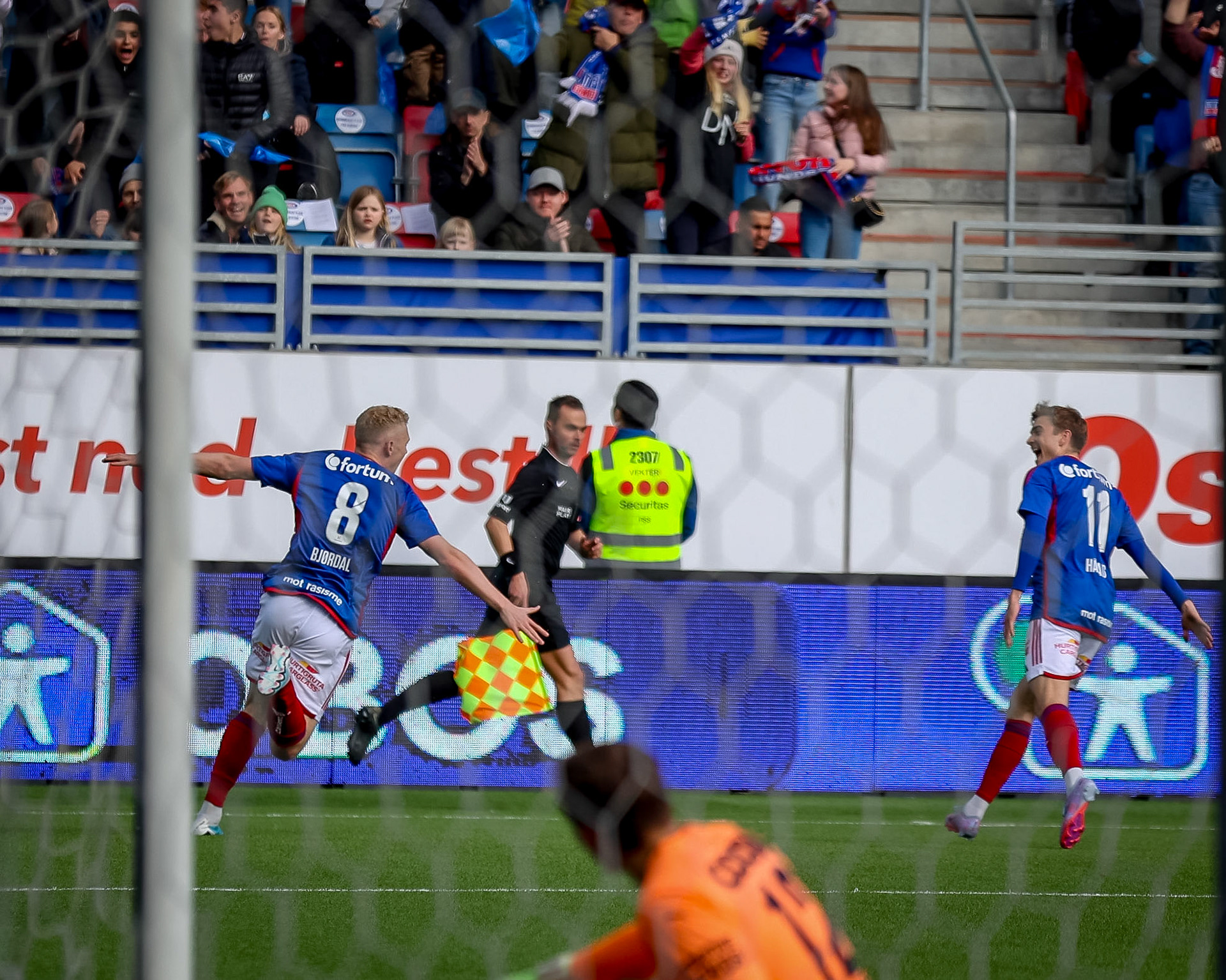 Henrik Bjørnal i ekstase etter å ha sendt Vålerenga opp i 2-1.