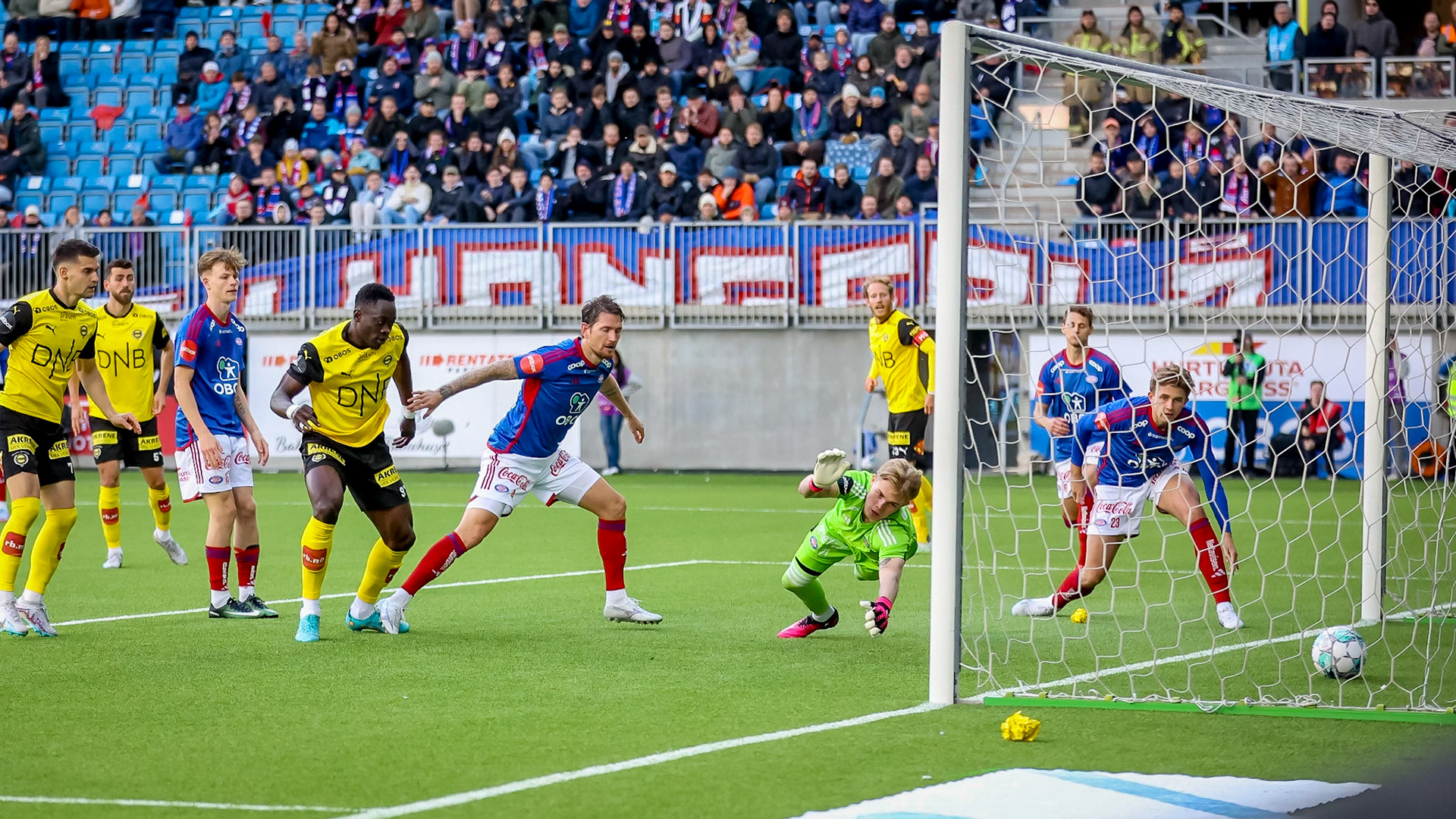 Akor Adams reduserer til 3-2