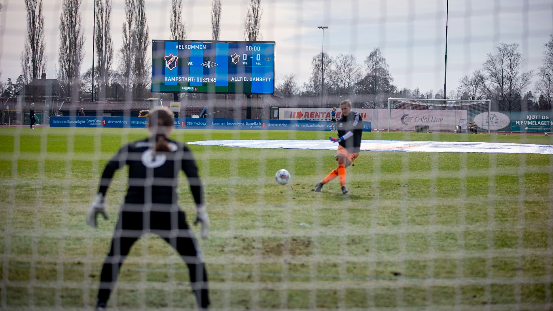 Stabæk - RBK, snart. Rosenborgs keeper Karen Oline Snev gjør seg klar.e 
