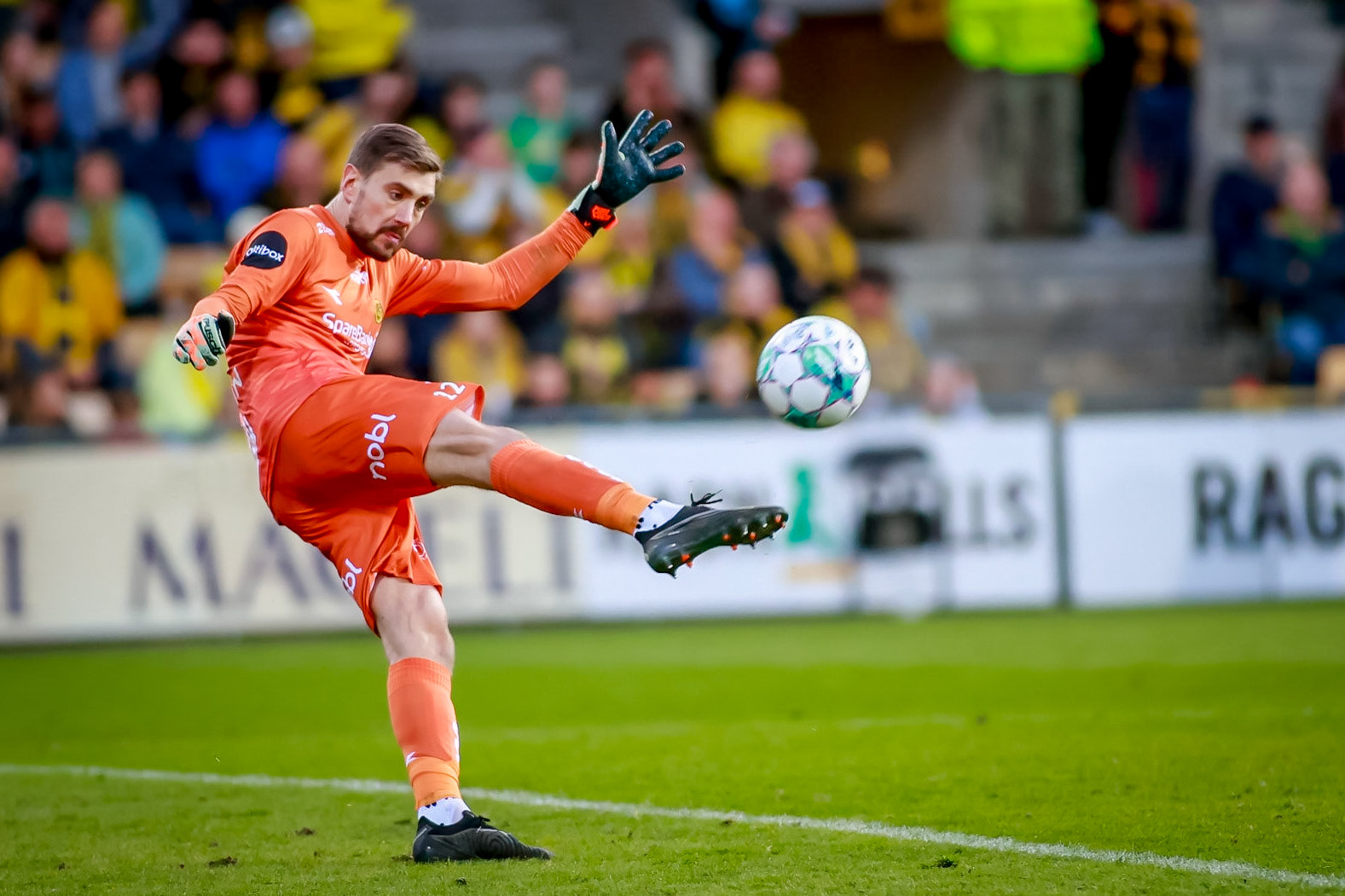 Nikita Hakin med utspark