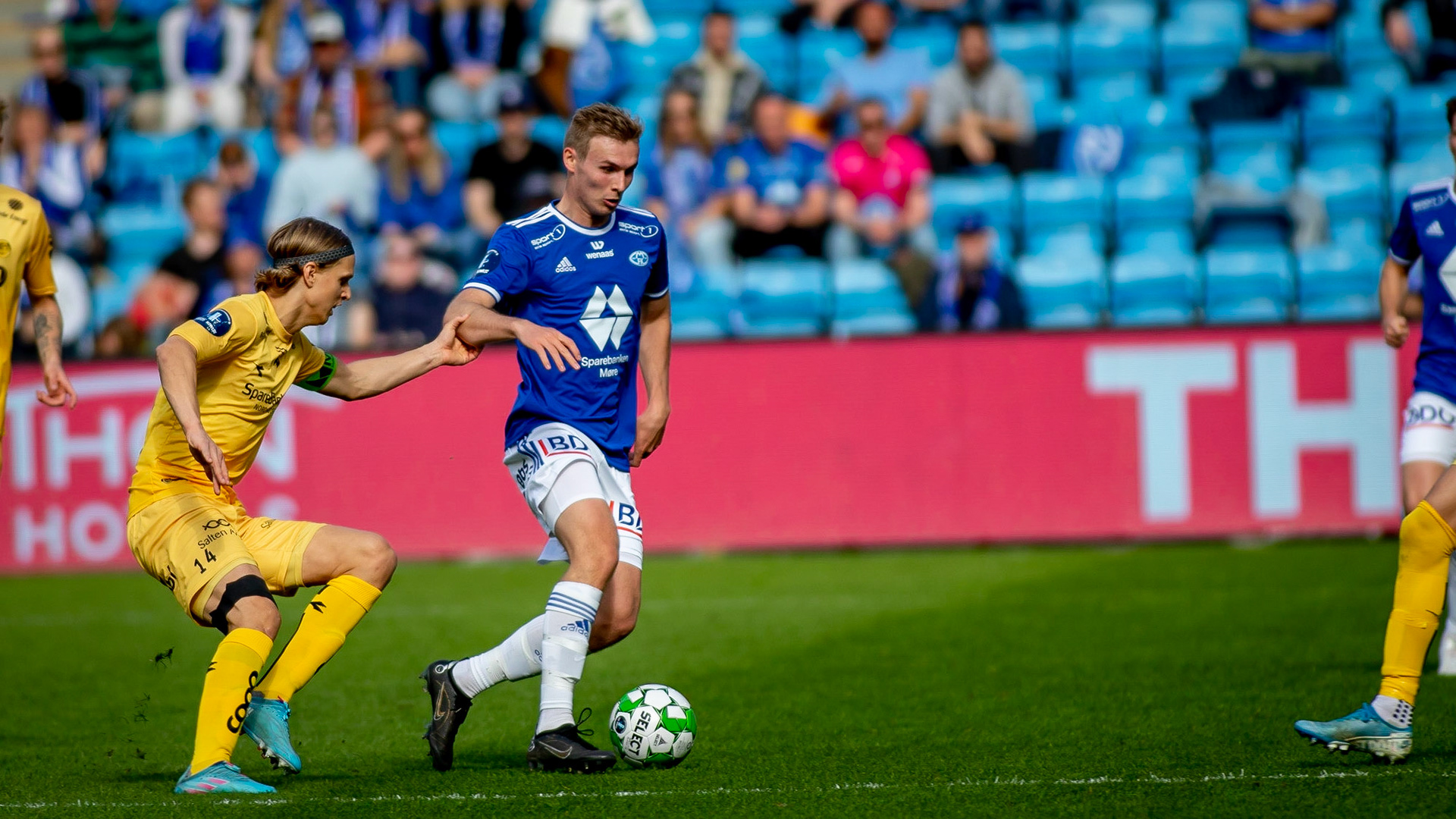 Sivert Mannsverk og Ulrik Saltnes i midtbaneduell