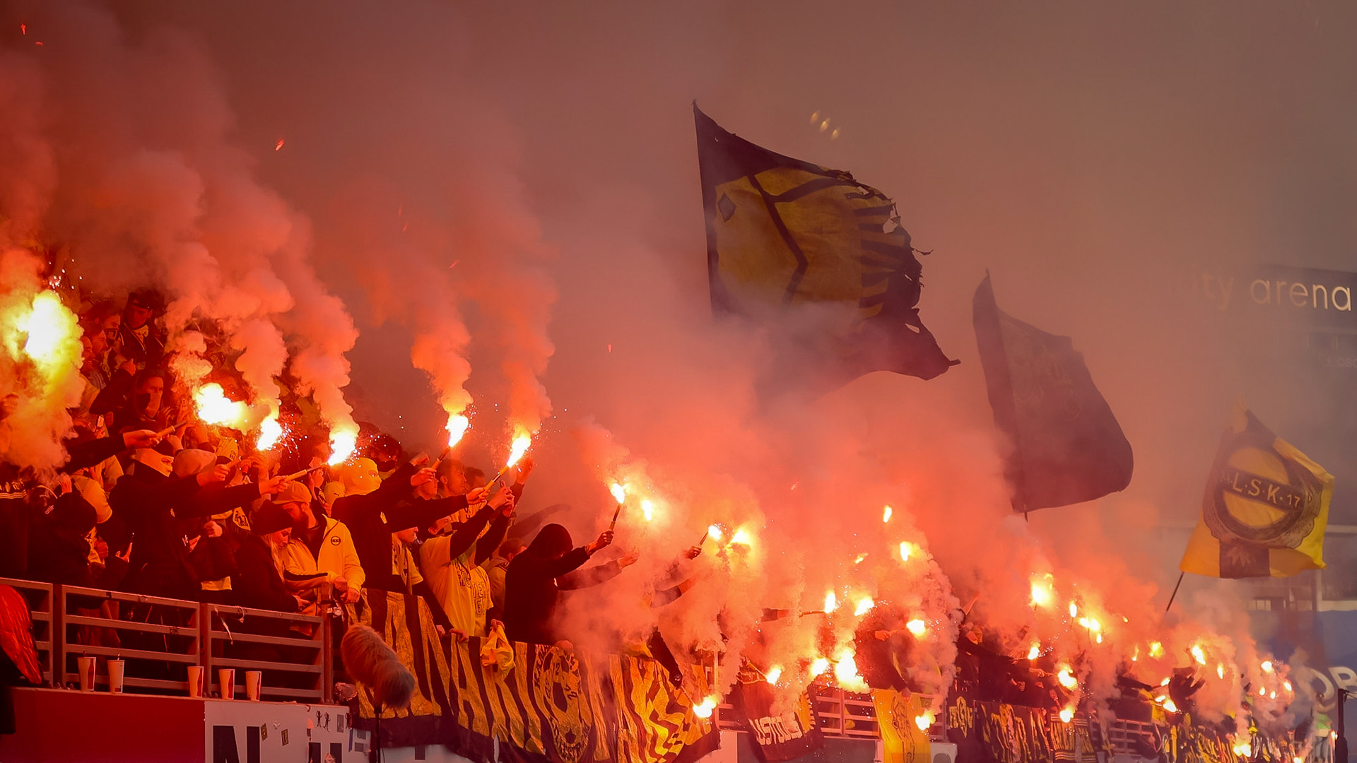 Kanarifansen med hefting blussing før kampen!