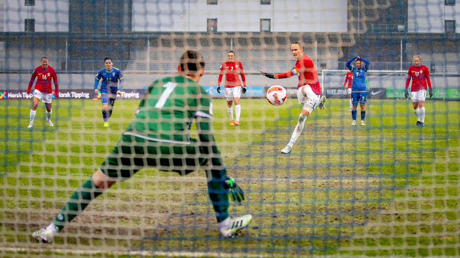 Caroline Graham Hansen bommer på straffesparket