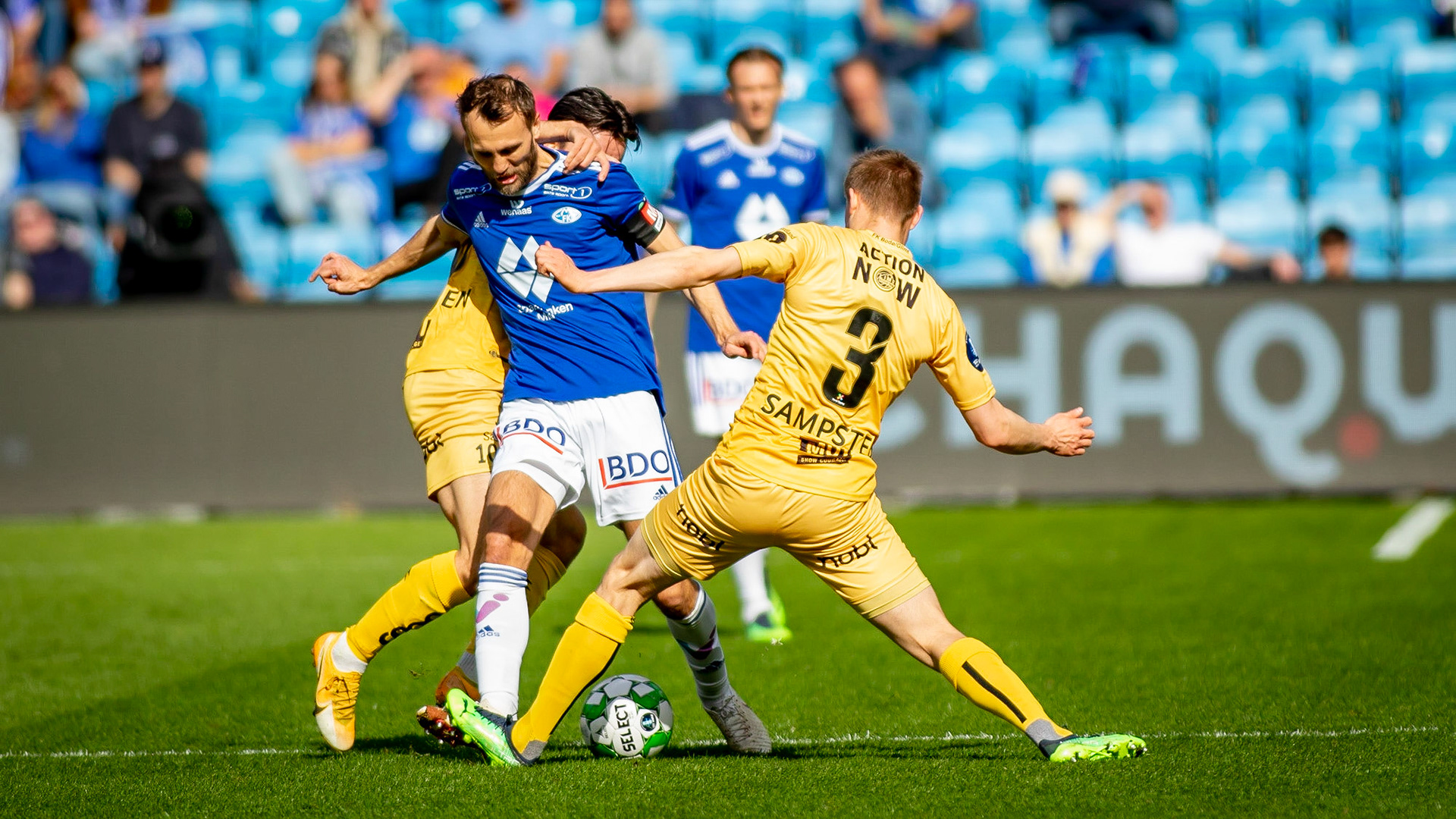 Magnus Wolff Eikrem stoppes av to Bodø/Glimt- spillere