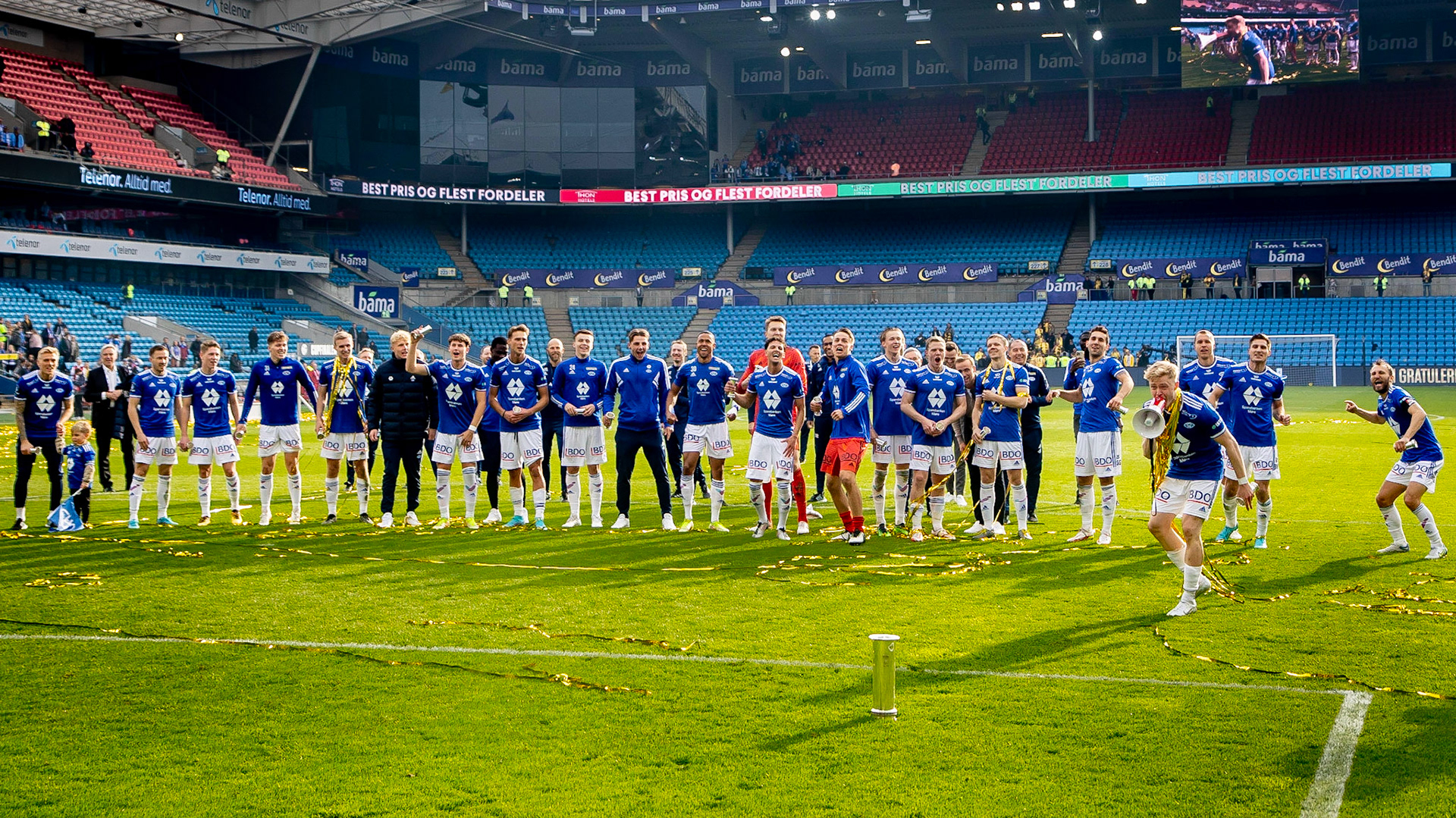 Ola Brynhildsen får med seg supporterne med megafonen