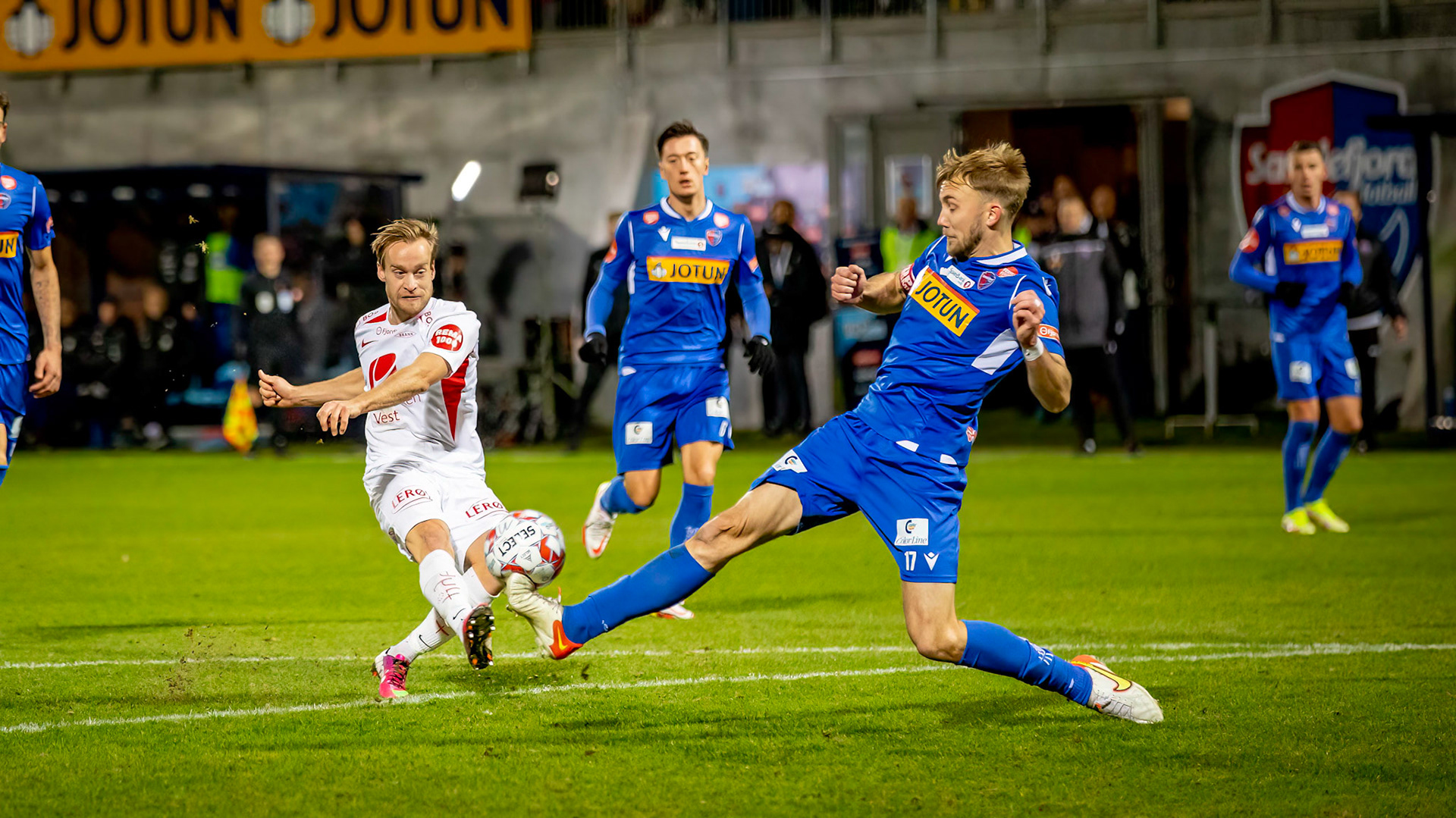 Bård Finne skyter i kampen siste sekund. Ballen treffer skotuppen til  Moen Foss og daler over keeperen. Drama