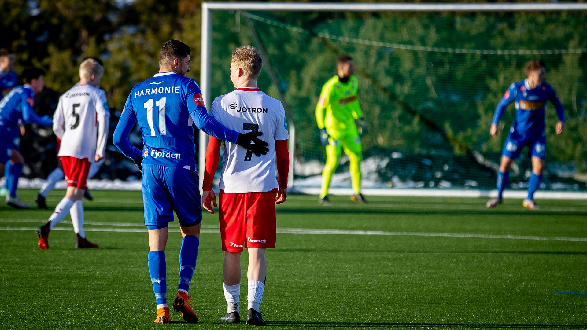 Fin stemning mellom Youssef Chaib og Andreas Arnesen