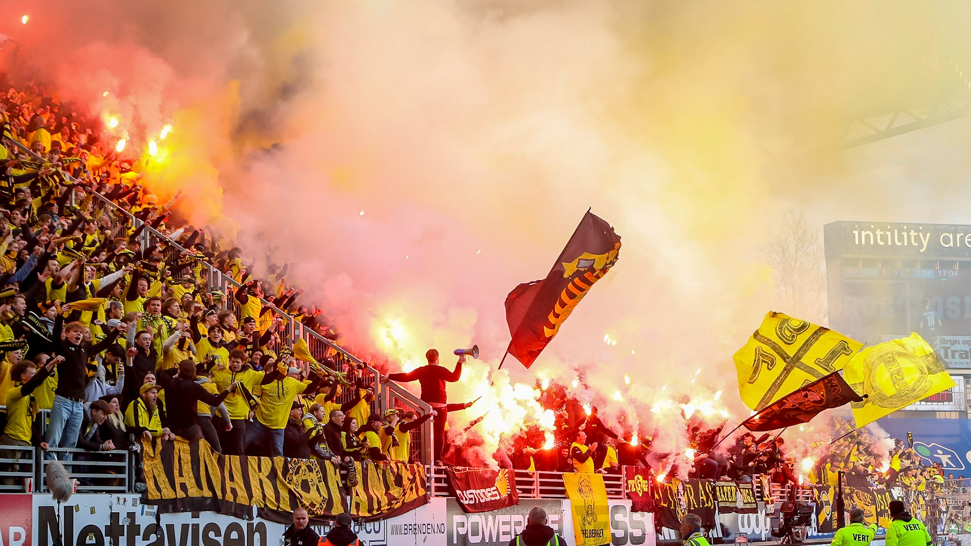 Kanarifansen før kampen på Intility.