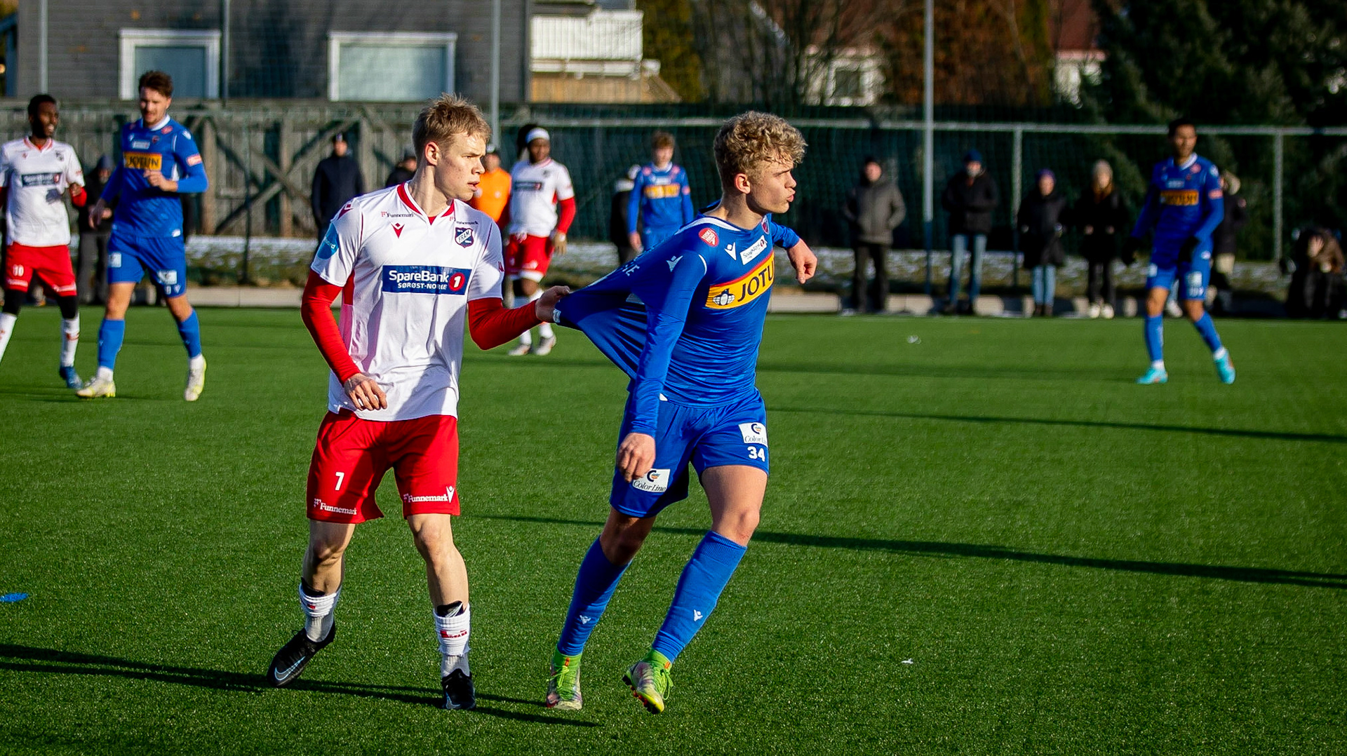 Framspiller Andreas Arnesen med et lite tjuvtriks mot Sebastian H. Mathisen 