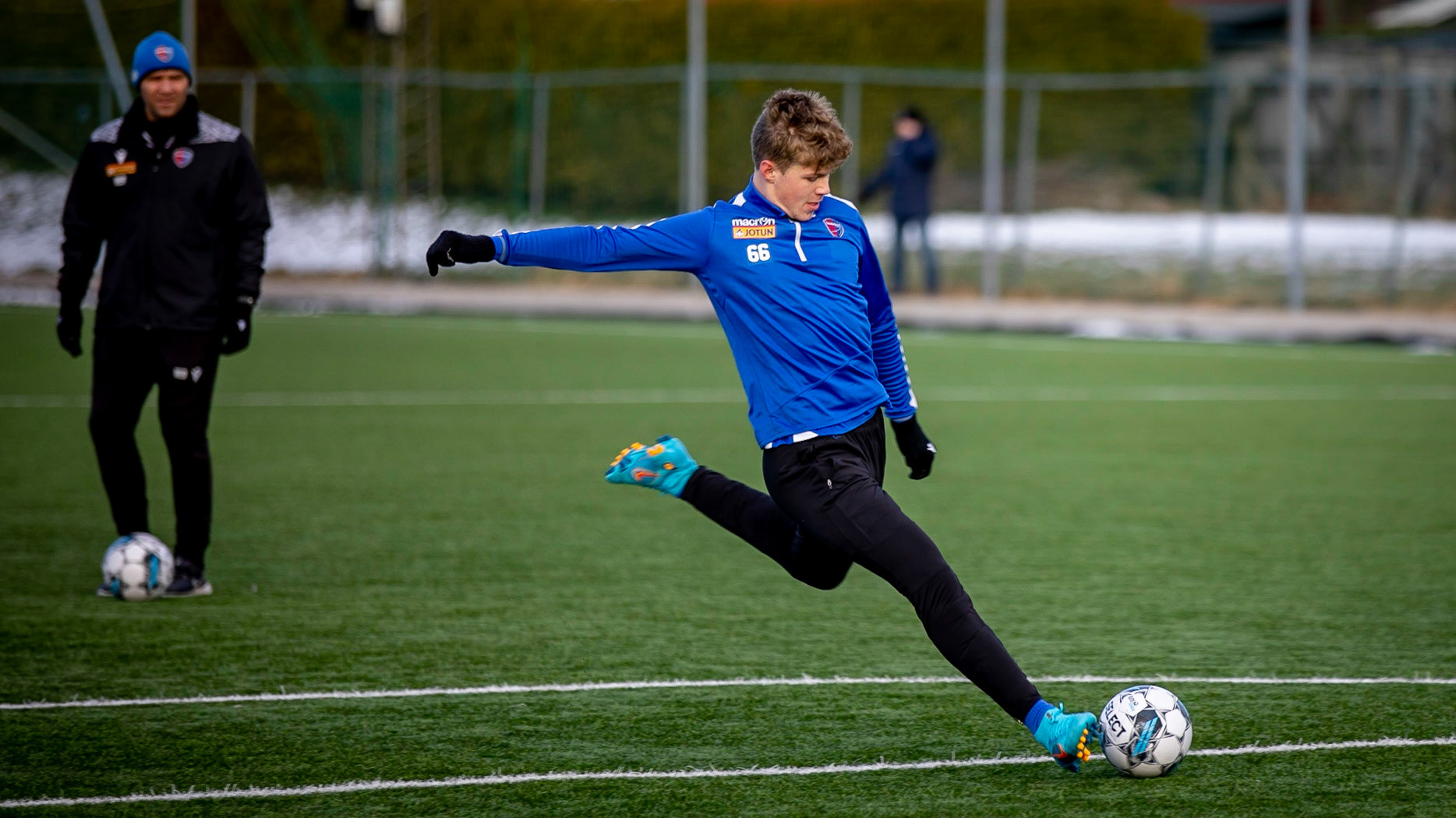 Trener Hans Erik Ødegaard overvåker supertalentet Sindre Walle Egeli 