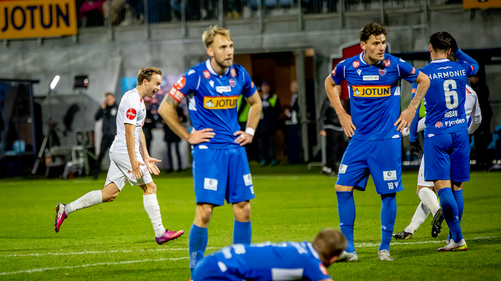 Bård Finne jubler - Sandefjordspillerne fortviler - utlikning i siste sekund
