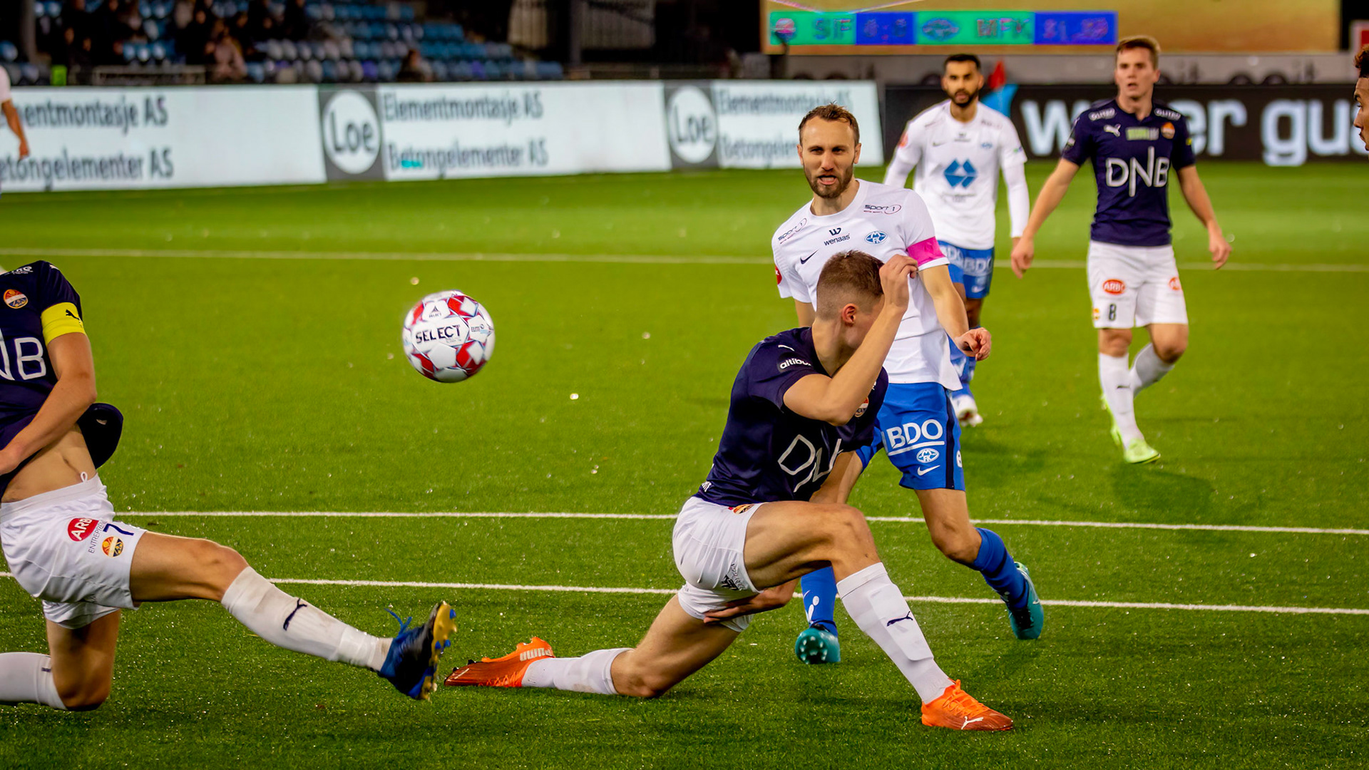 Magnus Wolf Eikrem får et skudd blokkert