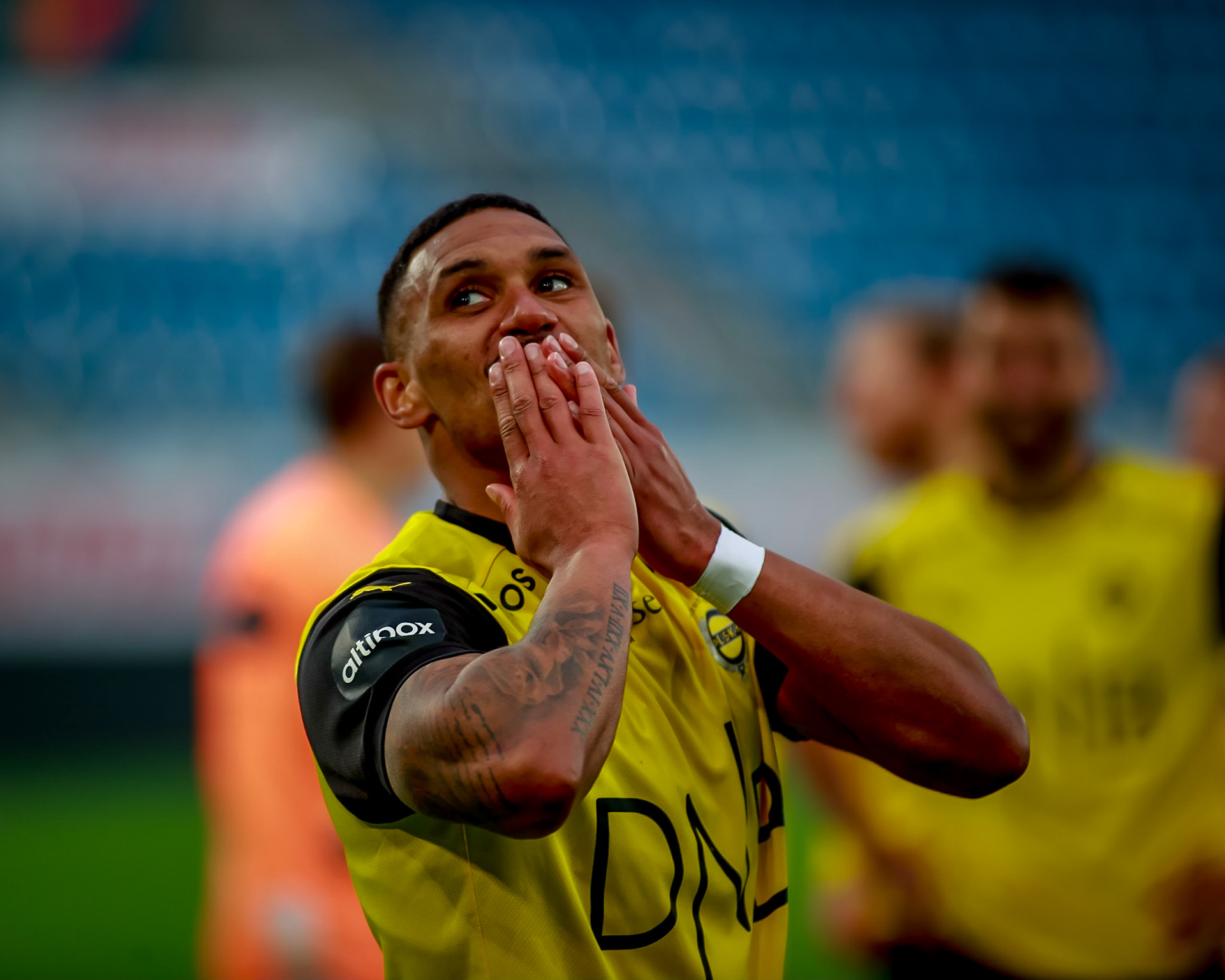 Ruben Gabrielsen hilser publikum etter matchen