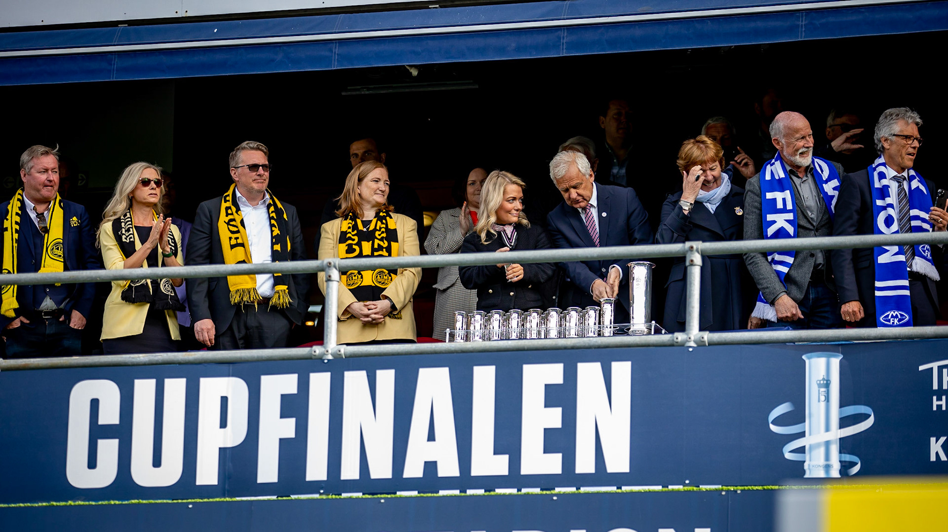 Landbruksminister (!) Sandra Borch og NFFs visepresident Arne Larsen Økland står klar med kongepokalen. Moldes ordfører Torgeir Dahl (nr. to fra høyre) gleder seg over Moldes triumf.