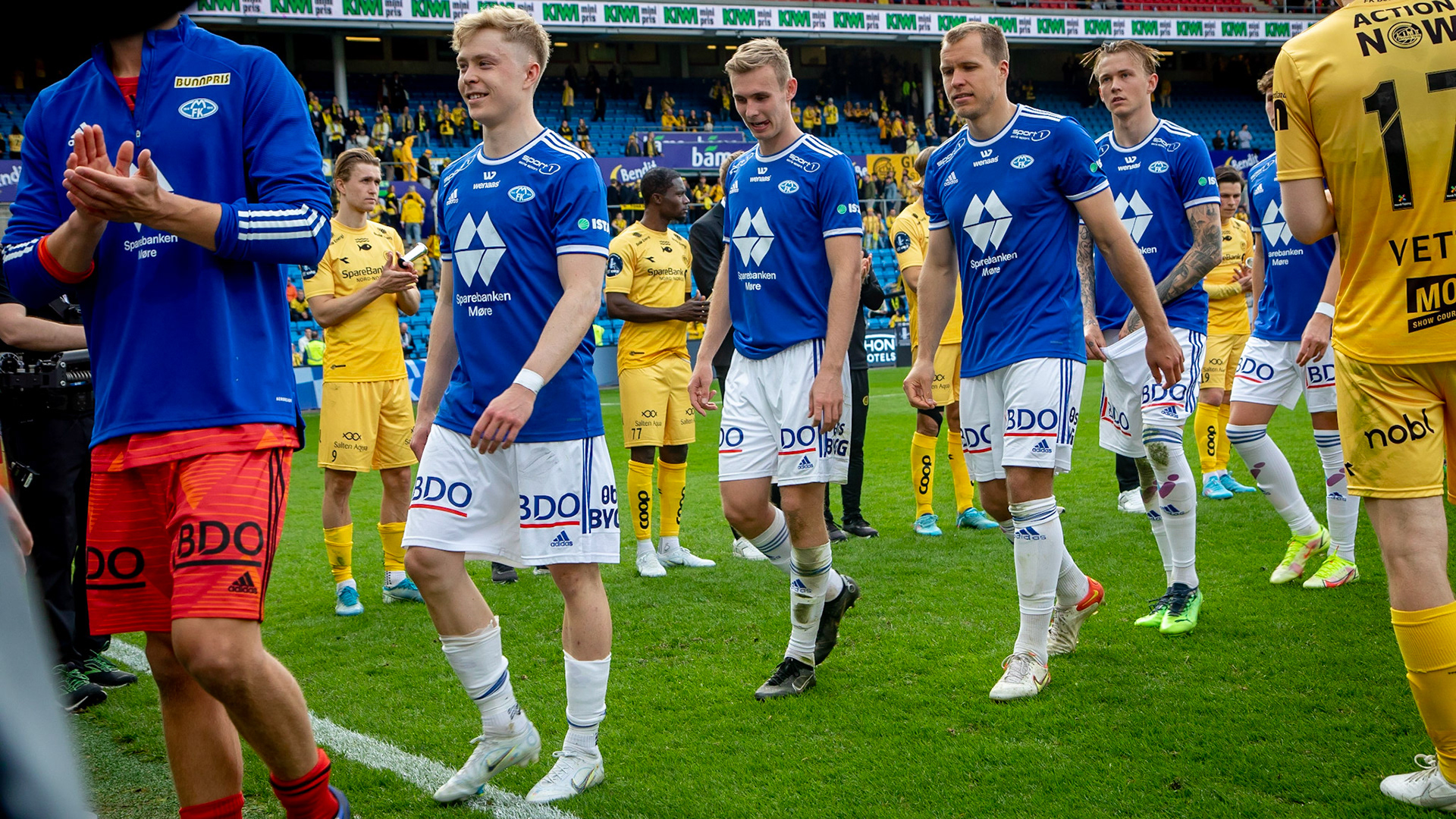 Banens beste Ola Brynhildsen (først), målscorer Sivert Mannsverk og  Martin Bjørnbak på vei opp for å motta pokalen