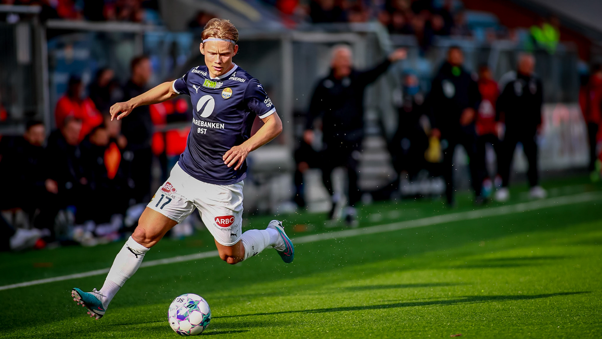 Strømsgodsets Tobias Gulliksen pekes framover av Godsets trener 