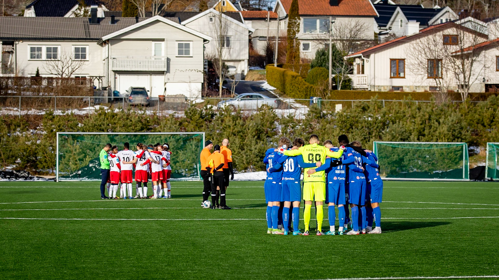 Sandefjord Fotball mot Fram Larvik - lagene med en siste peptalk