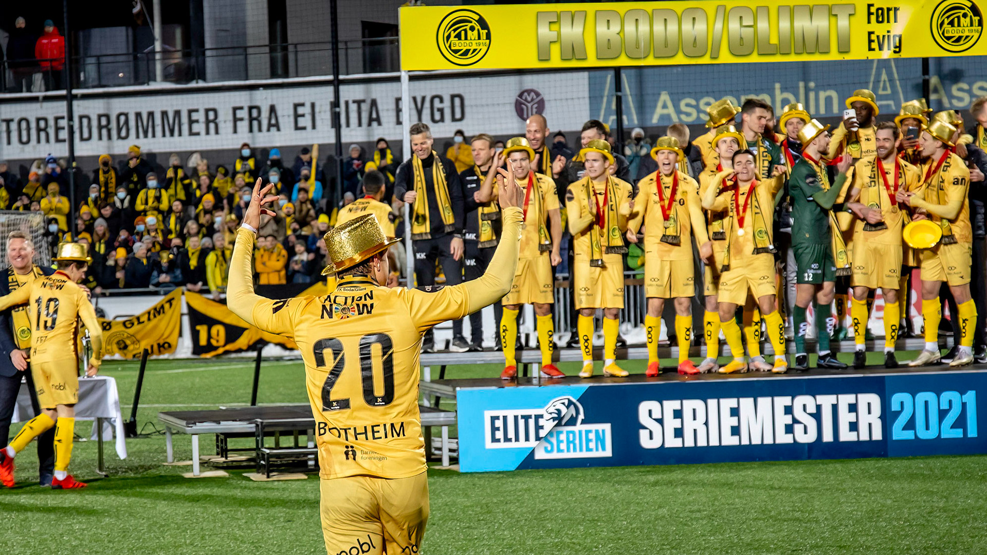 Erik Botheim på tur fram for å få sin medalje