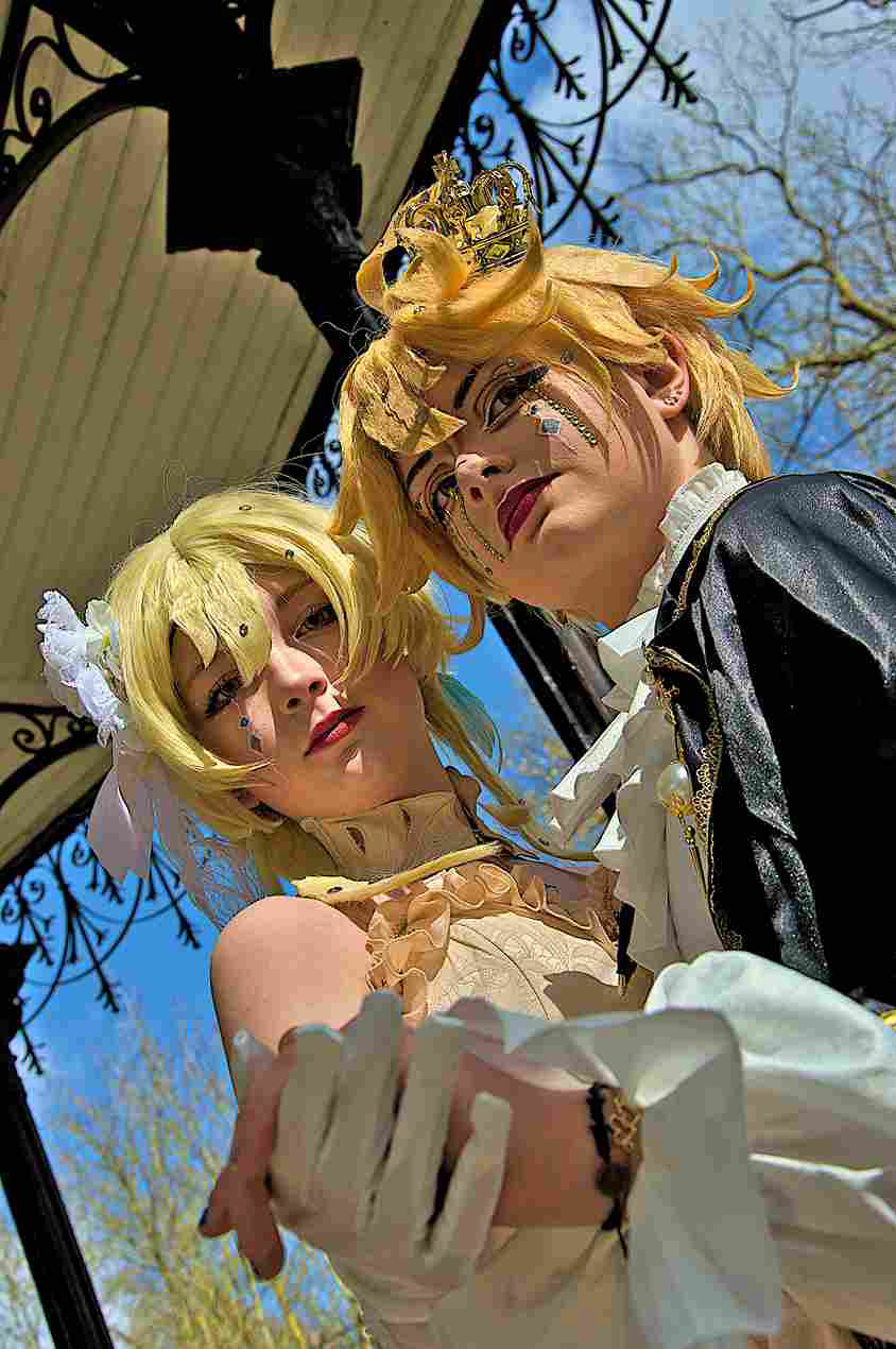 Cosplay de Aether et Lumine de l'univers du jeu Genshin Impact