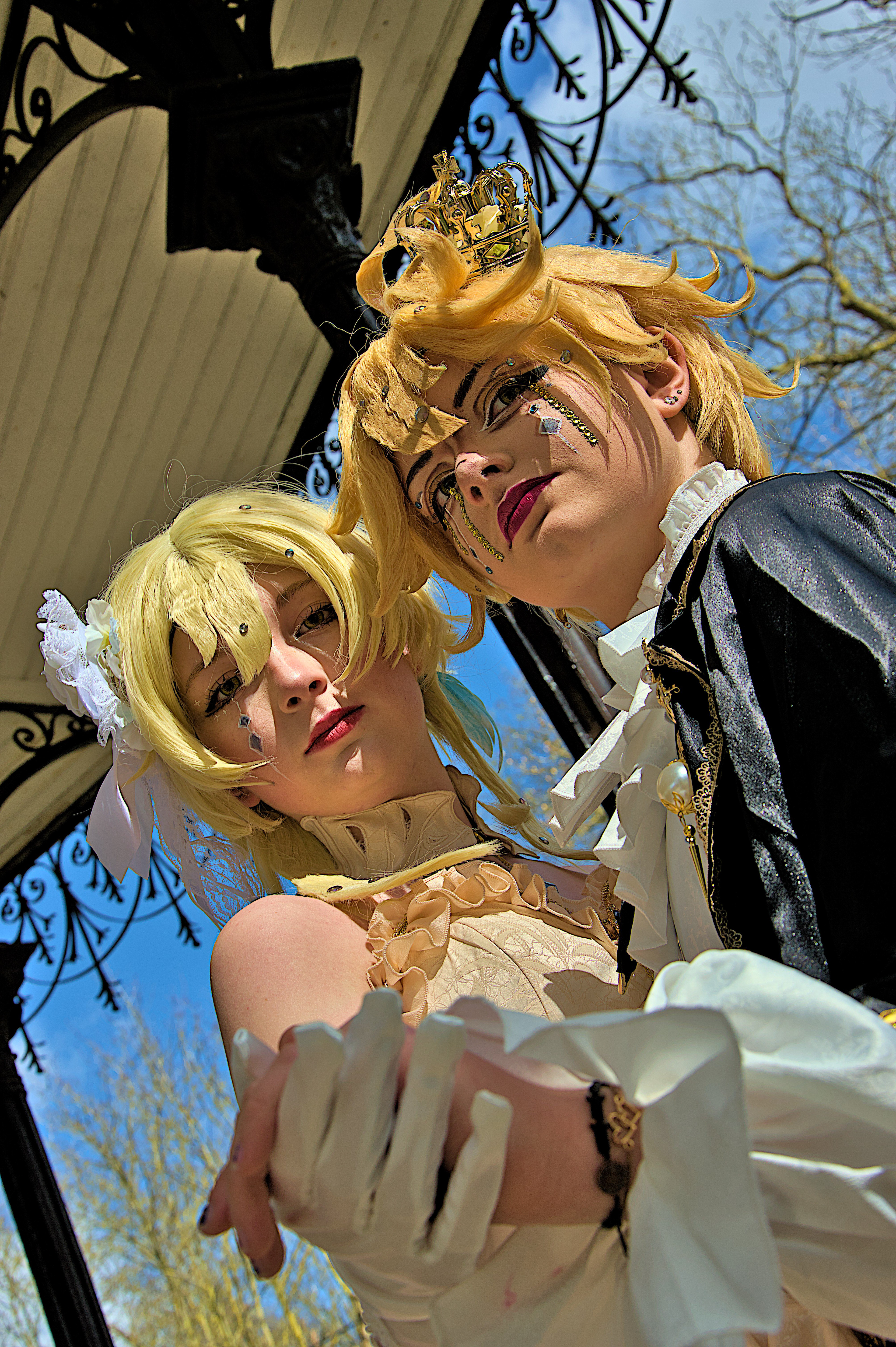 Cosplay de Aether et Lumine de l'univers du jeu Genshin Impact