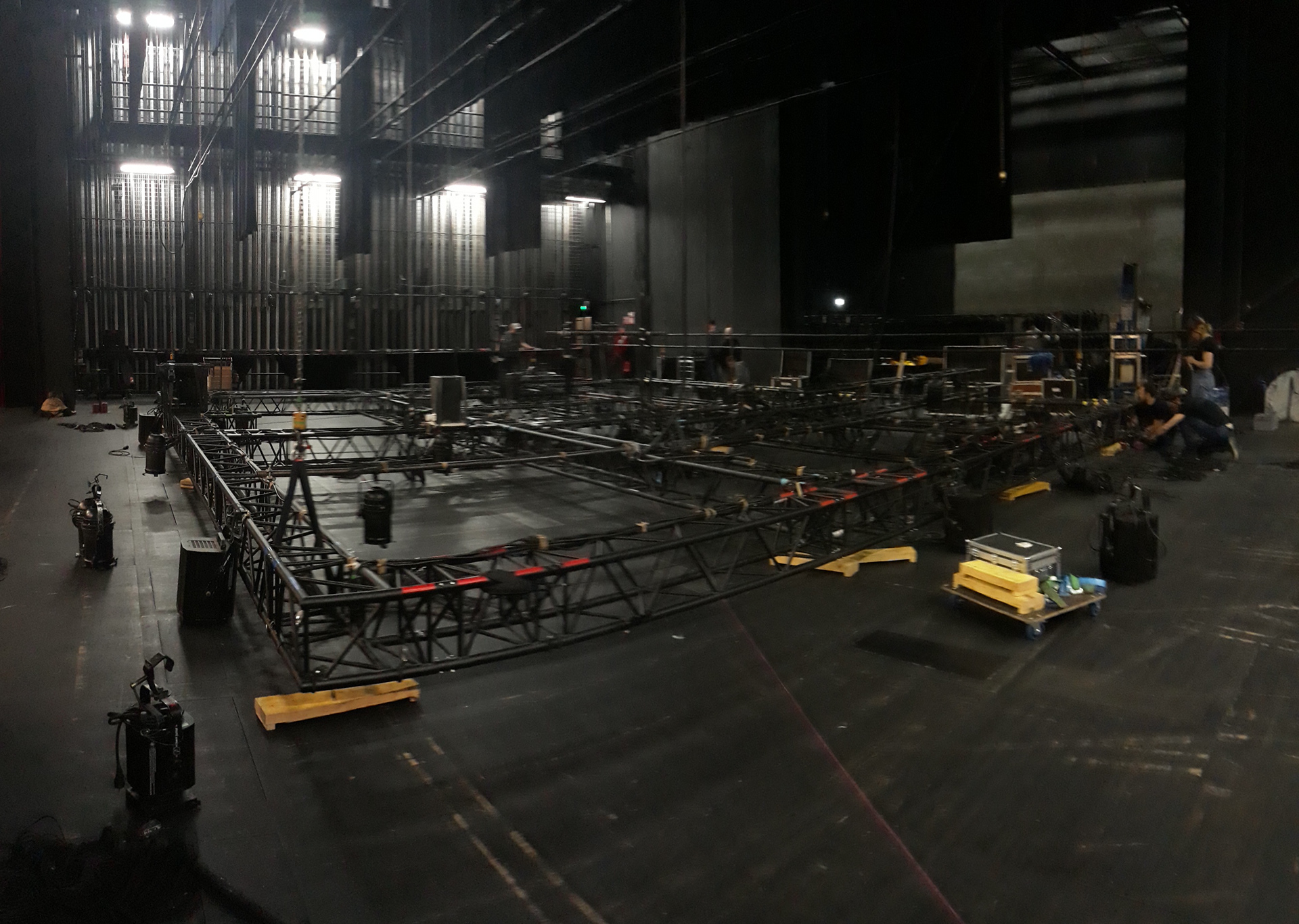 Montage du grill lumière du spectacle "Le Cycle de l'Absurde"
