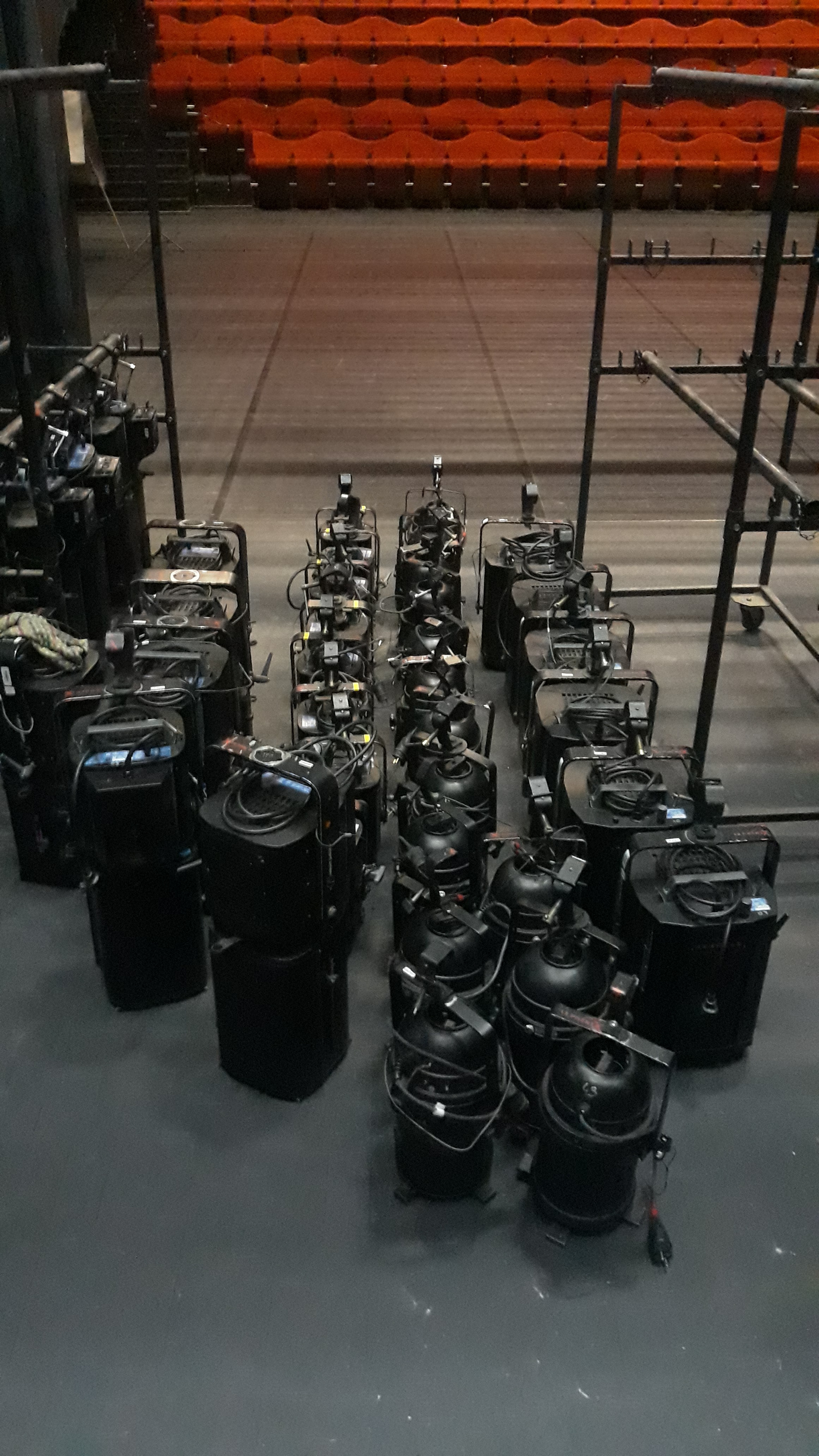 Maintenance préventive du parc de projecteurs : remplacement d'ampoules et nettoyage pour garantir la fiabilité du matériel