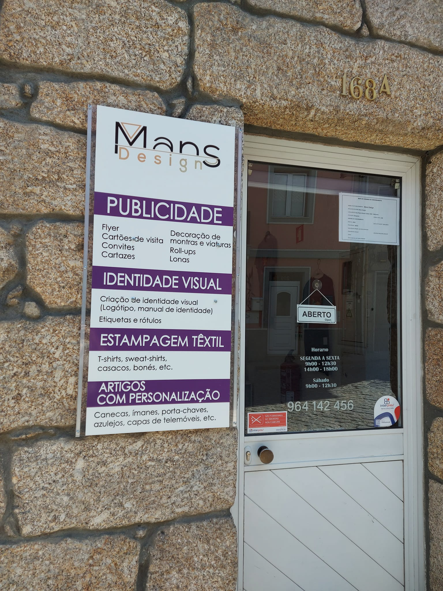 Placa de acrílico com publicidade