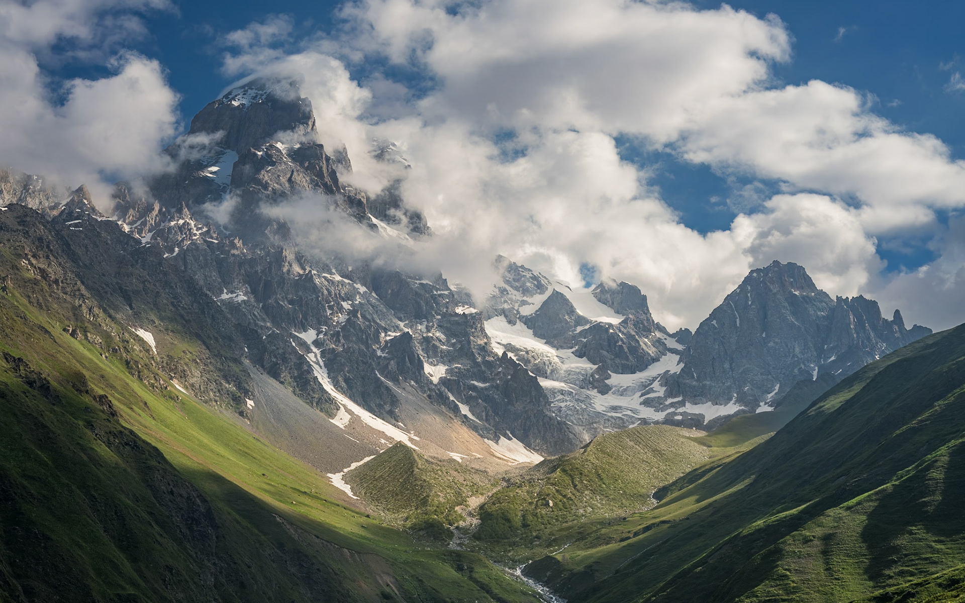 On the way up to Guli Pass with the omnipresent Mount Ushba.