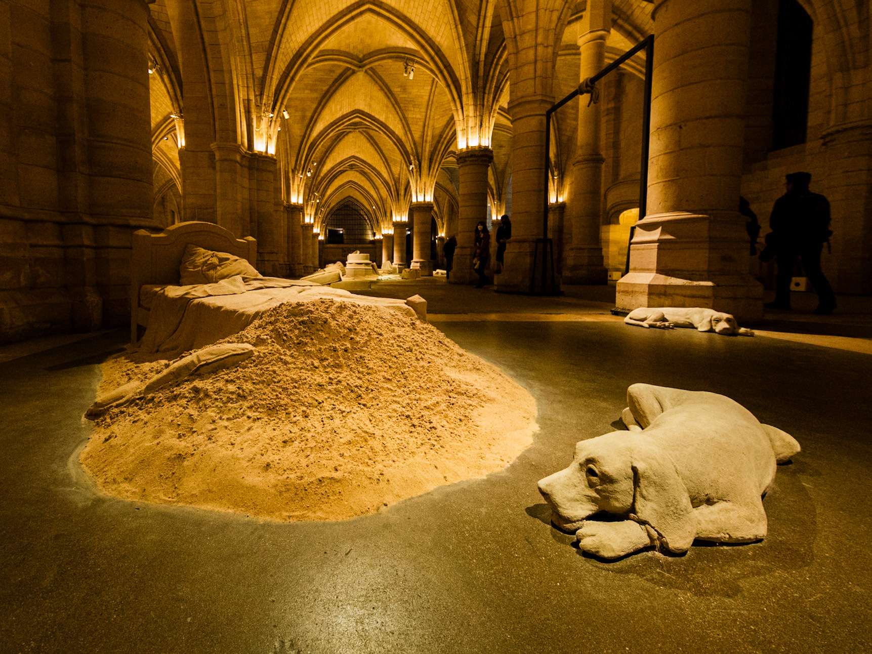 Sculptures de sable de Théo Mercier à l'exposition vivante "Outremonde, The Sleeping Chapter". La Conciergerie, Palais de la Cité, Paris.