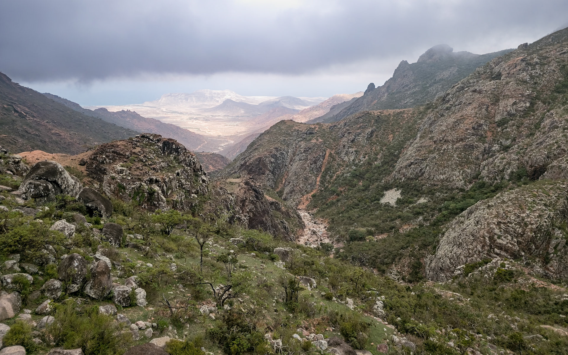 Following the Wadi di Negehen on the way up to Adho di Meleh.