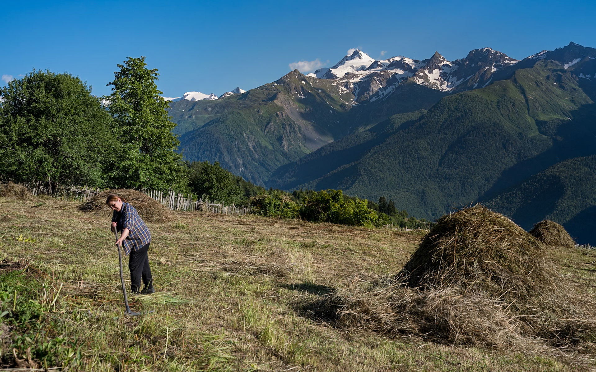 Hanging aroound Etseri before starting the hike.