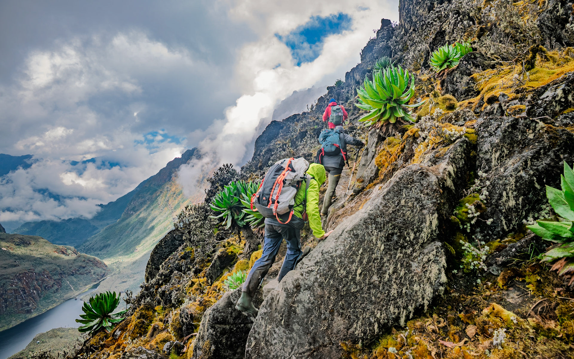 | Day 4. Bujuku Hut (3.977 m) - Elena Hut (4,541 m) |  Rwenzori Mountains | Uganda |  Rwenzori Mountains | Uganda |