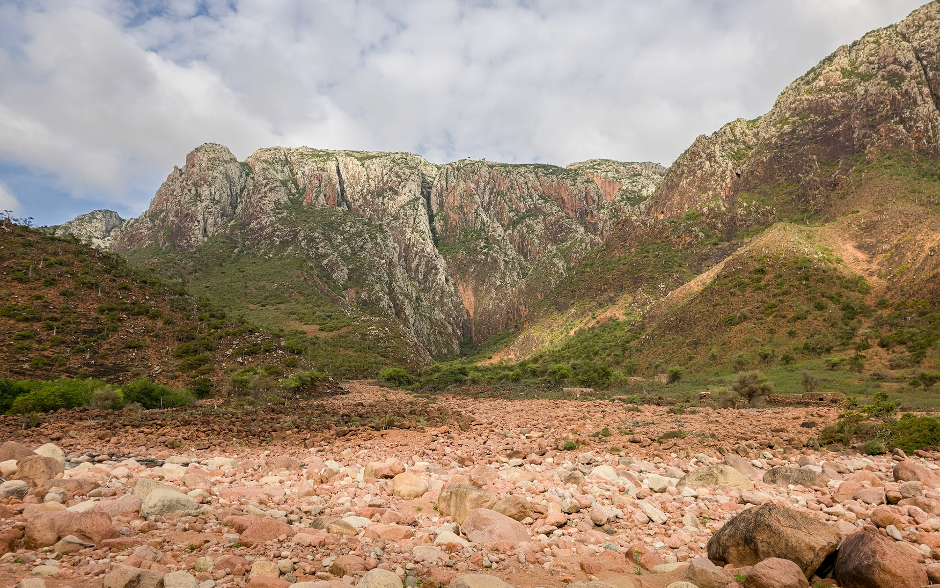 We spend the first day stretch hiking along the  Wadi Dhamdhar