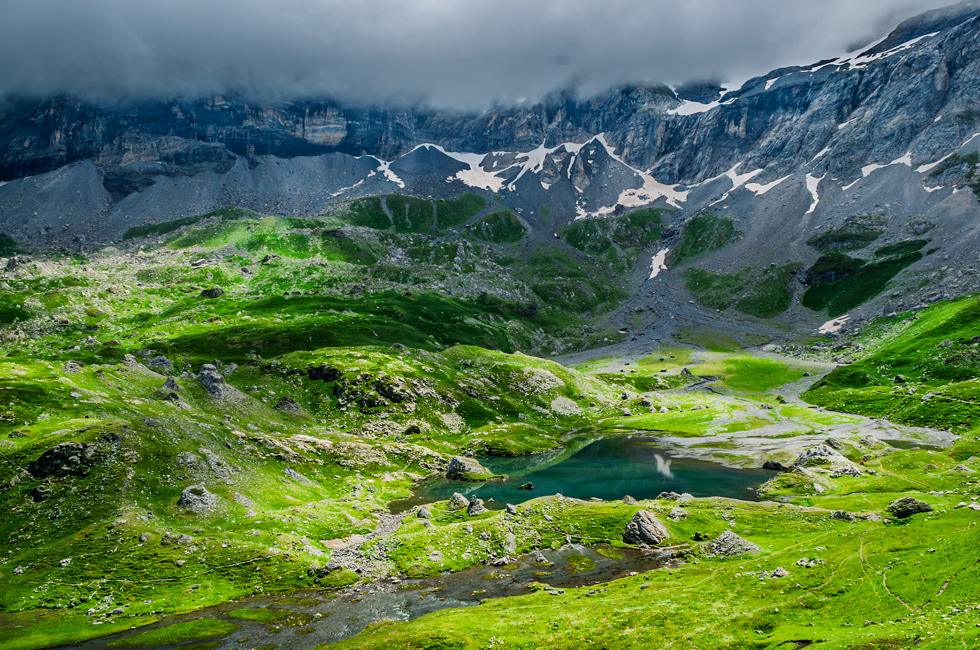 The Lac des Aires is located in the Cirque de Troumouse, in the northern slope of the Pyrenees in the Hautes-Pyrenées Department. This cirque has a length of about 4 k, being one of the biggest in the Pyrenees. The highest summit of the cirque is La Munia (3133m)