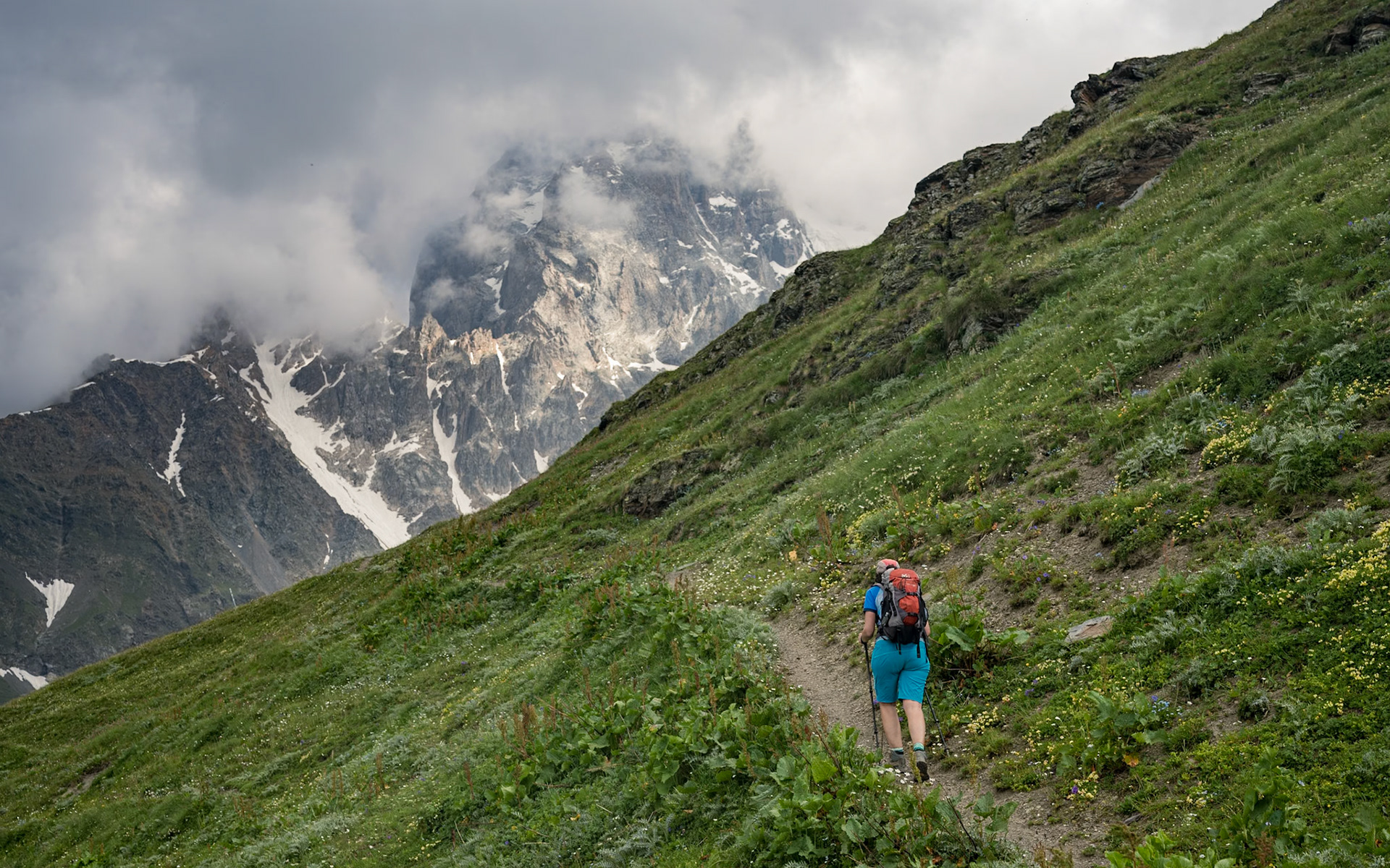 On the way up to Guli Pass with the omnipresent Mount Ushba.