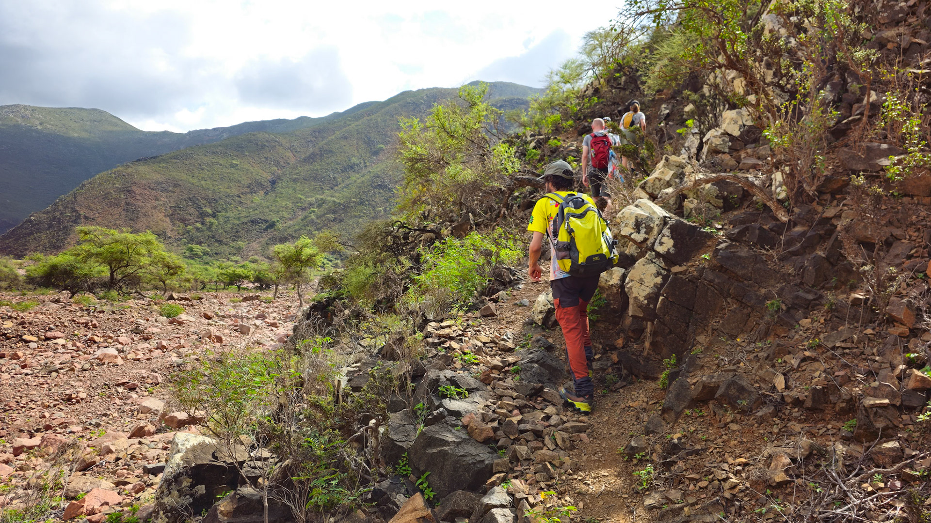 The beginning of the last climb of the trek, from Wadi Dhamdhar to the Rokeb di Firmihin highland plateau.