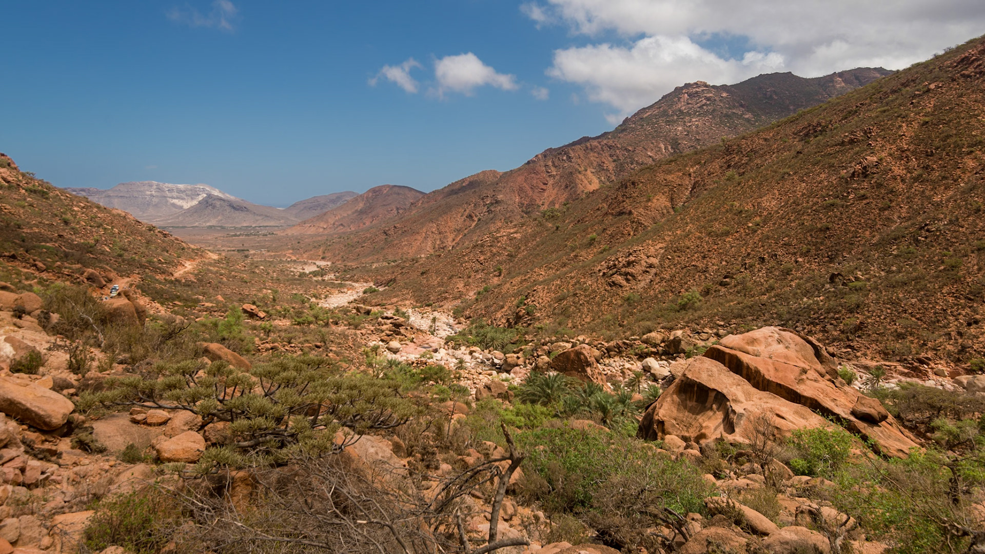 Following the Wadi di Negehen on the way up to Adho di Meleh.