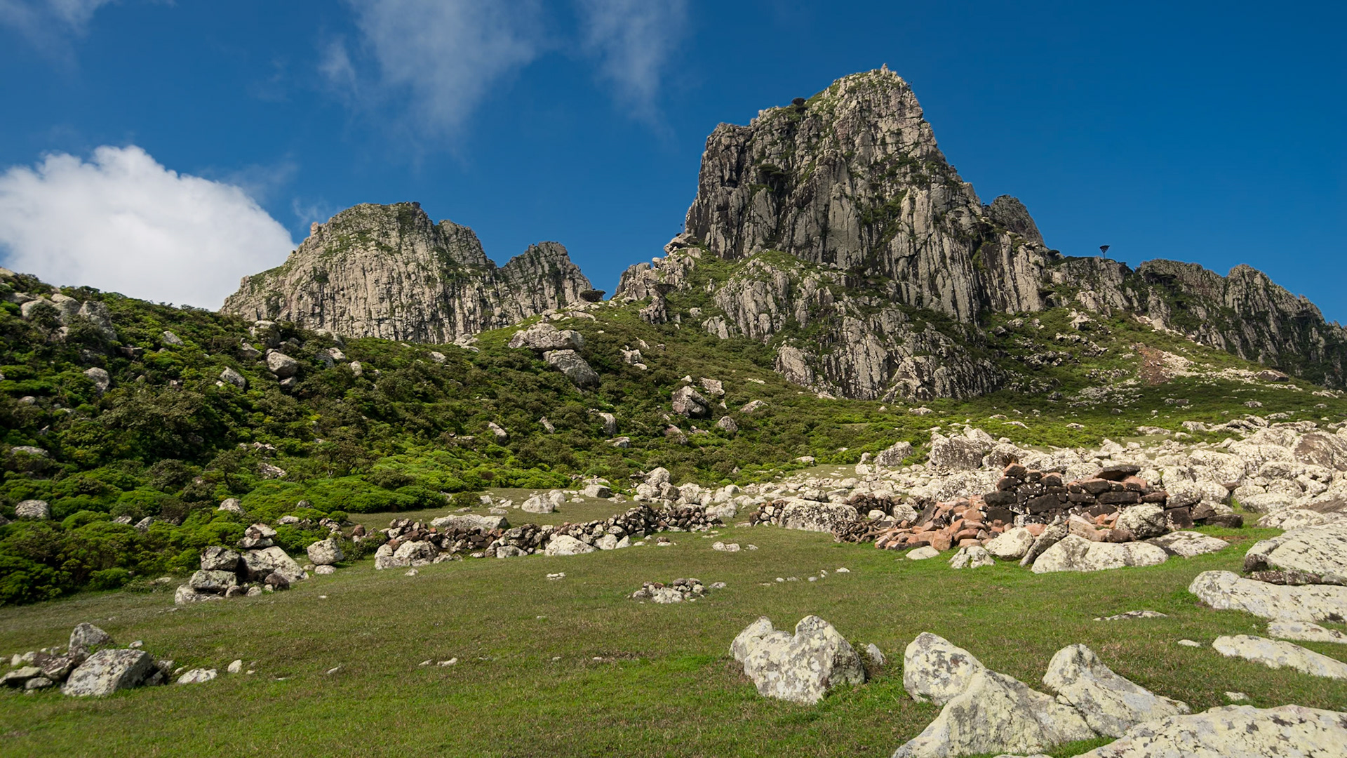 Climbing to a fantastic lookout over the Haggeger mountains and the sea