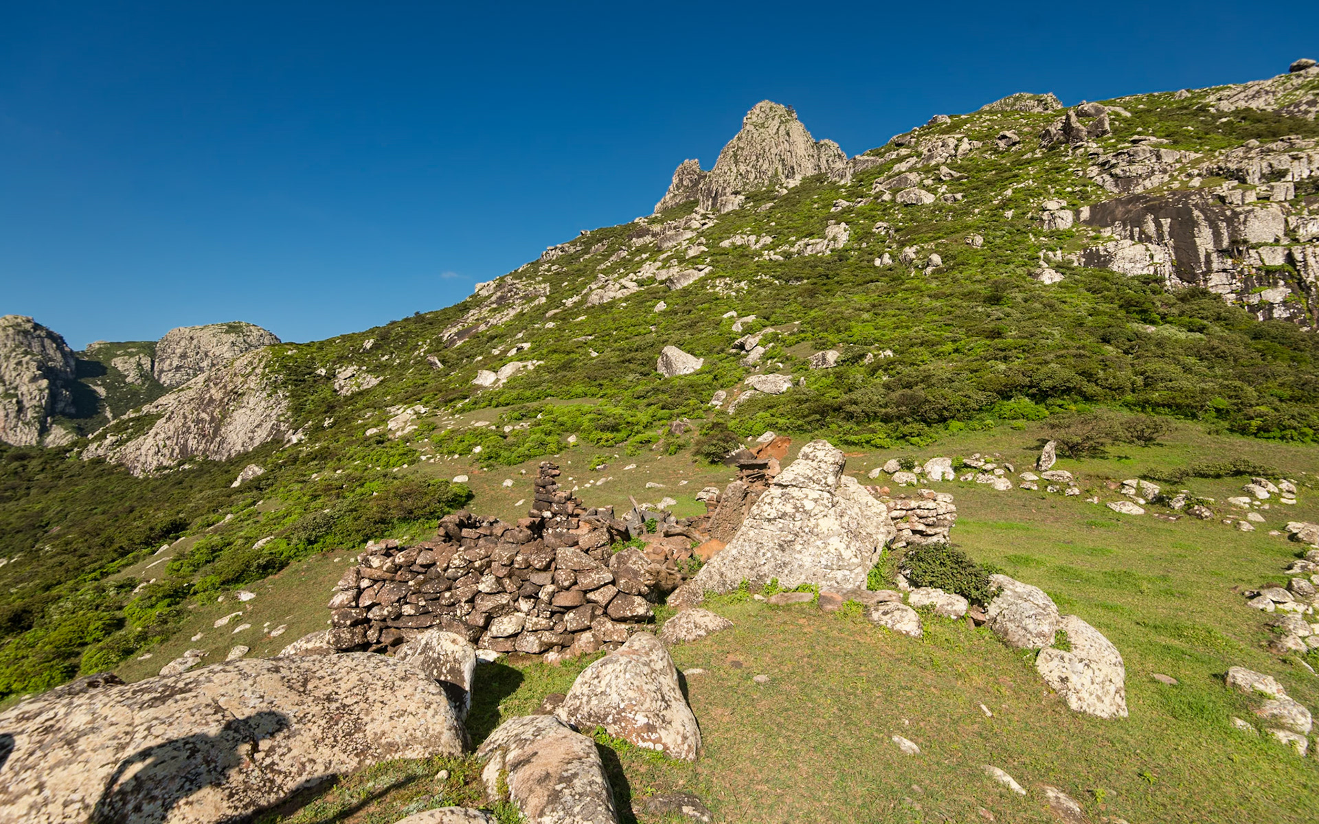 Climbing to a fantastic lookout over the Haggeger mountains and the sea