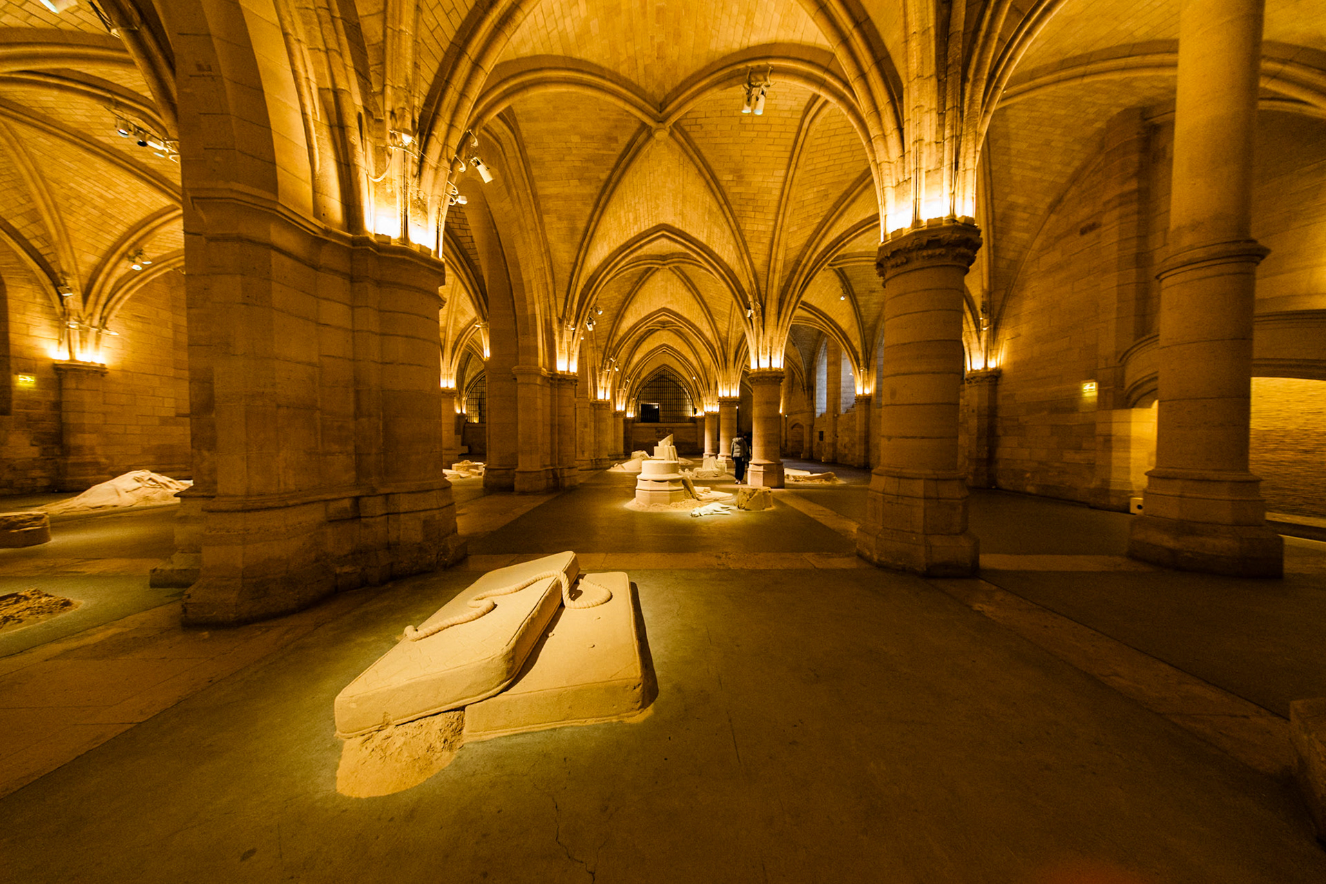 Sculptures de sable de Théo Mercier à l'exposition vivante "Outremonde, The Sleeping Chapter". La Conciergerie, Palais de la Cité, Paris.