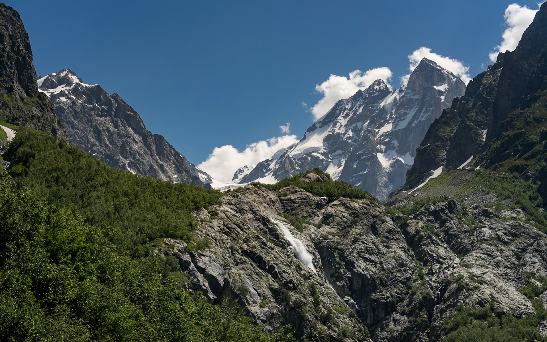 On the way up to Ushba Glacier.