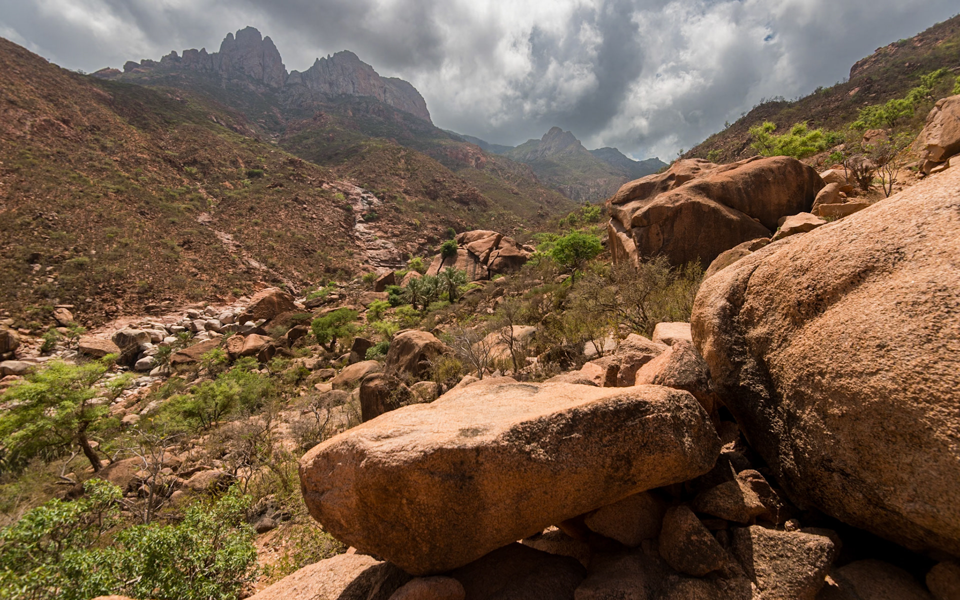 Following the Wadi di Negehen on the way up to Adho di Meleh.