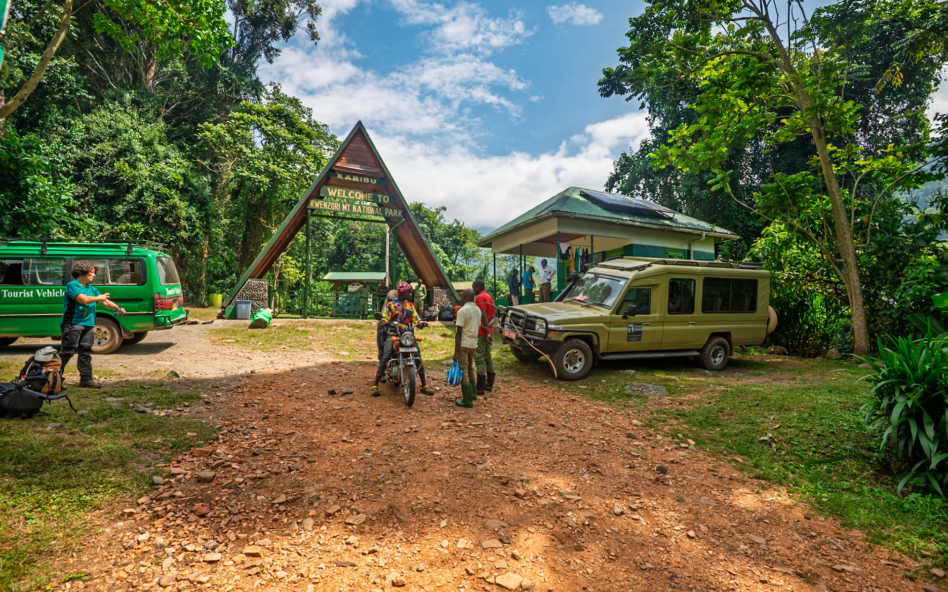| Mihunga Gate (1.650 m) | Day 1. Trailhead - Nyabitabe Camp |  Rwenzori Mountains | Uganda |