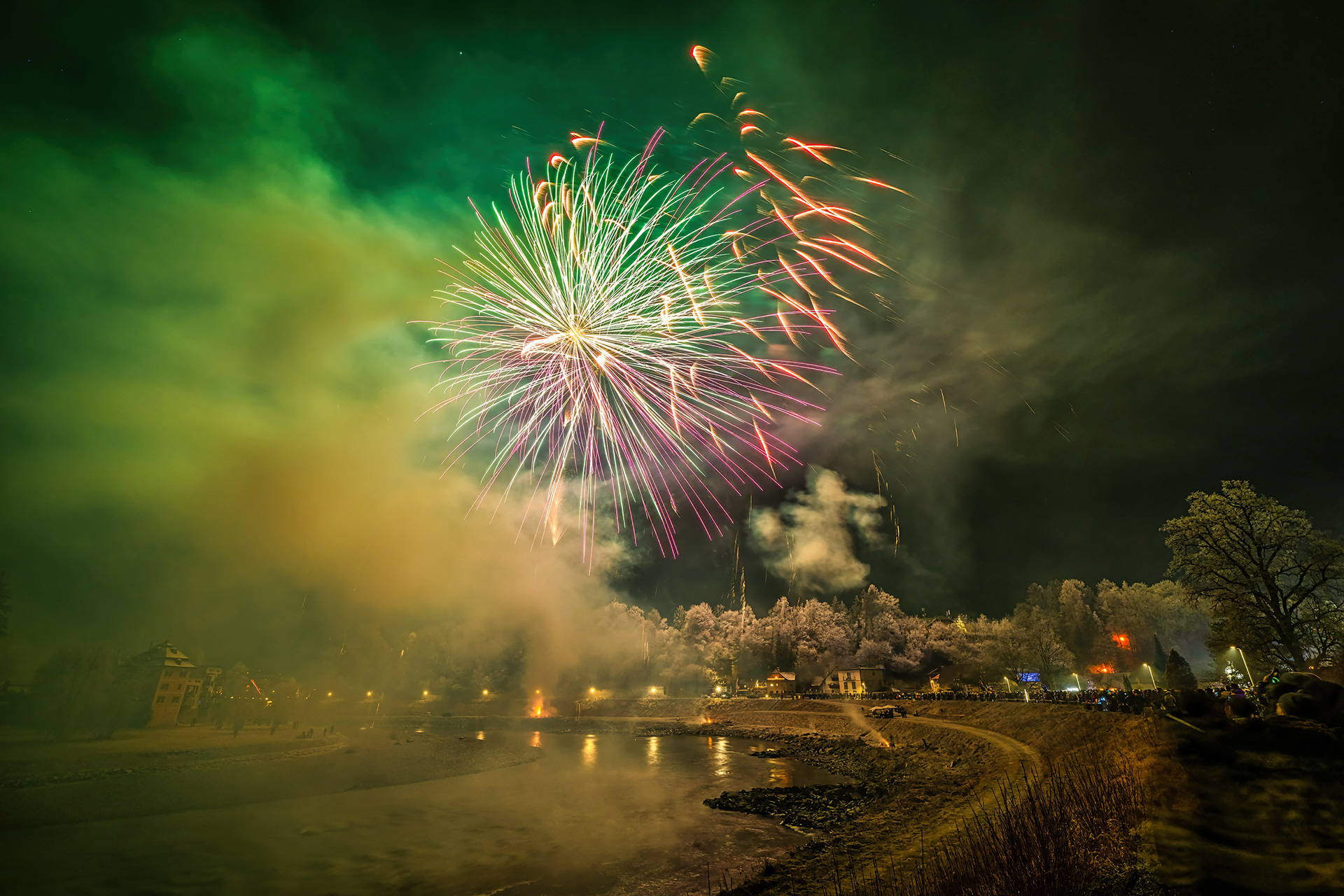 Silvesterfeuewerk über der Salzachschleife Obernodrf/Laufen