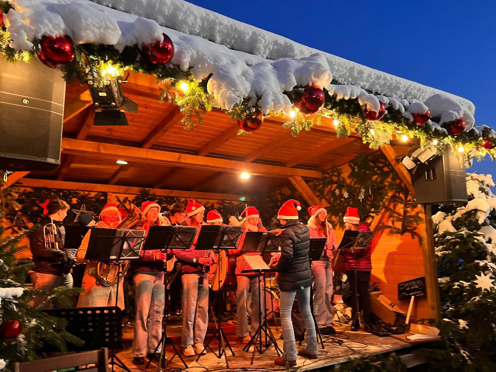 Weihnachtslieder auf der Bühne des Adventmarktes 2024