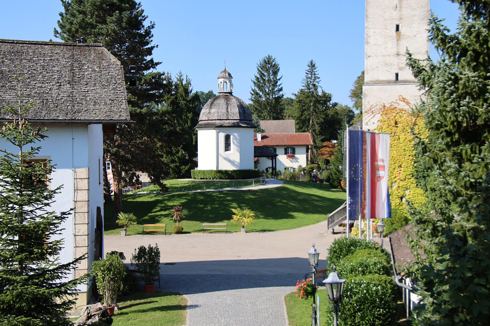 Blick über den Stille - Nacht - Platz mit direkter Sicht auf die Kapelle