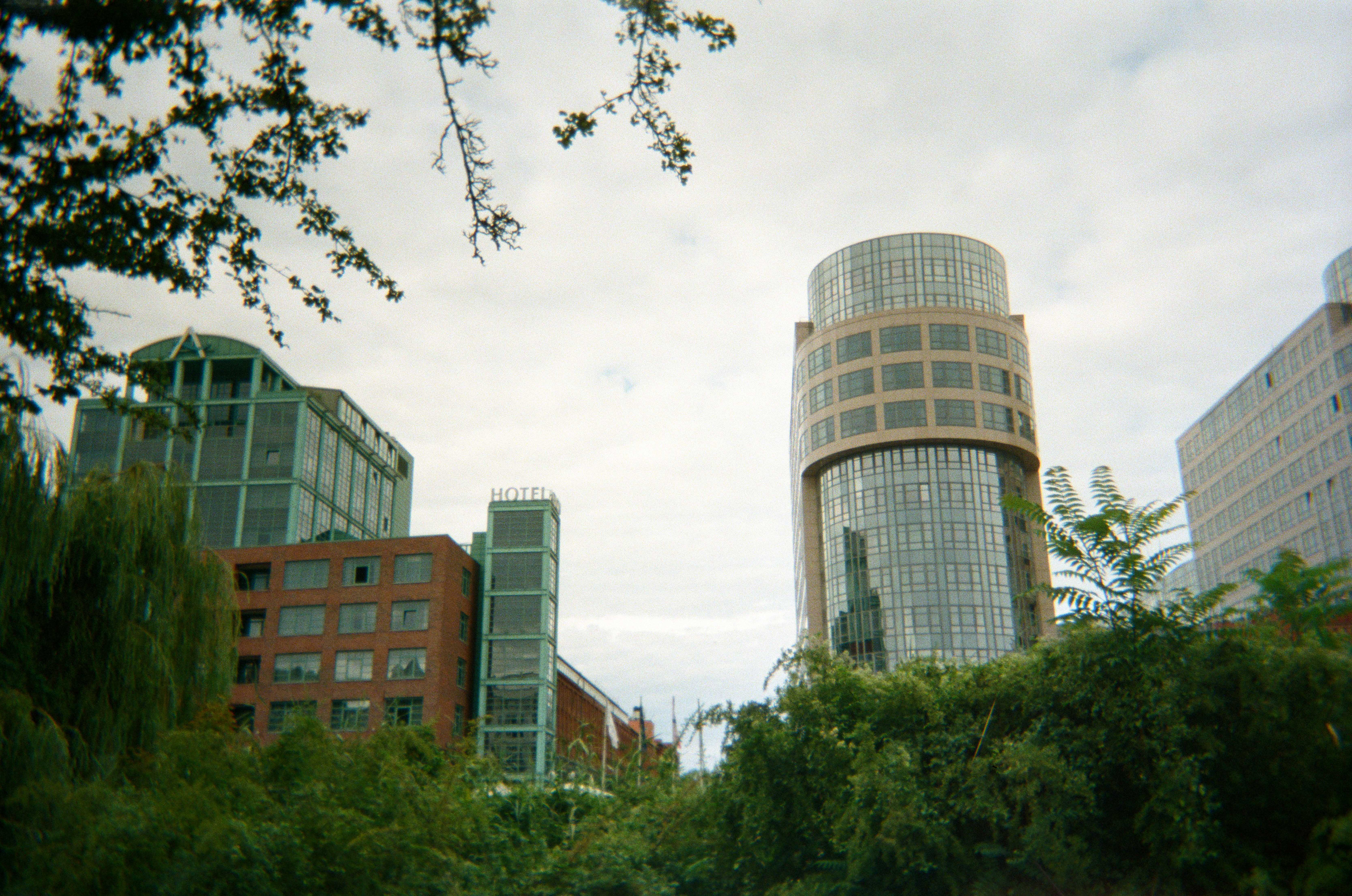 Alte Meierei mit Hotelanbau (u. Spree-Bogen), Wolf-Rüdiger Borchardt, 1993–1995